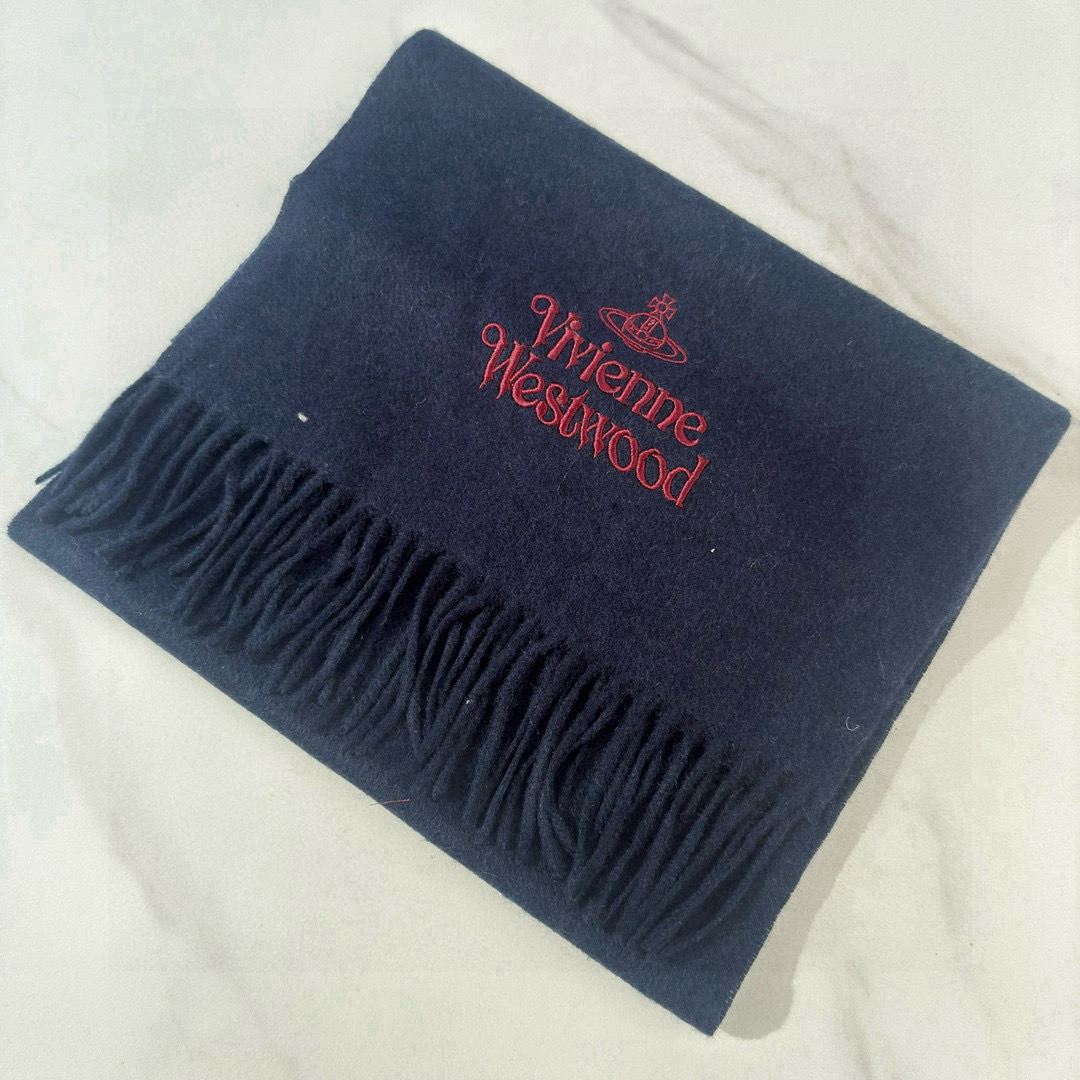 “Vivienne Westwood: New Collection Features Luxury Items and Accessories” - 图片 3