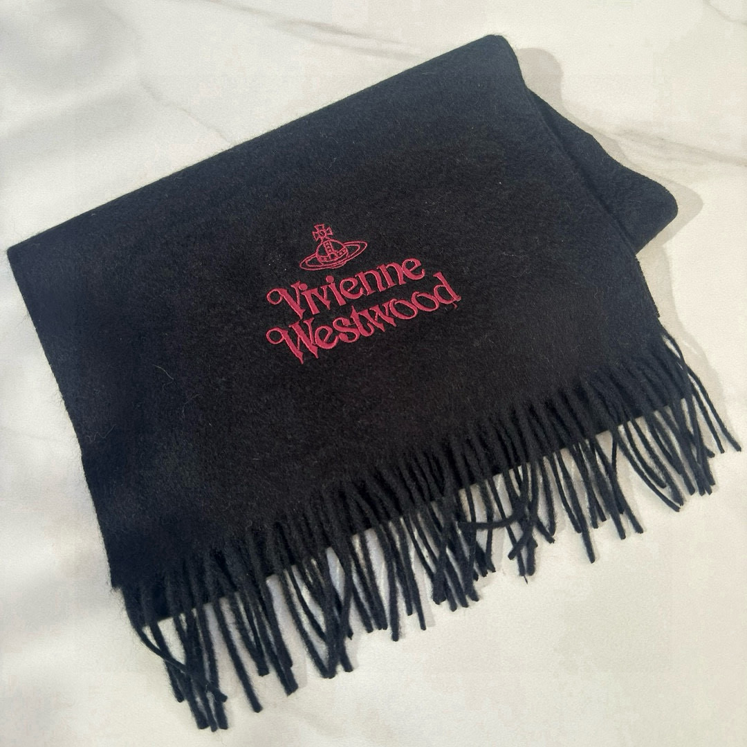 Fashion Icon Vivienne Westwood’s Latest Collection Features Unique Designs and Luxury Materials - 图片 7