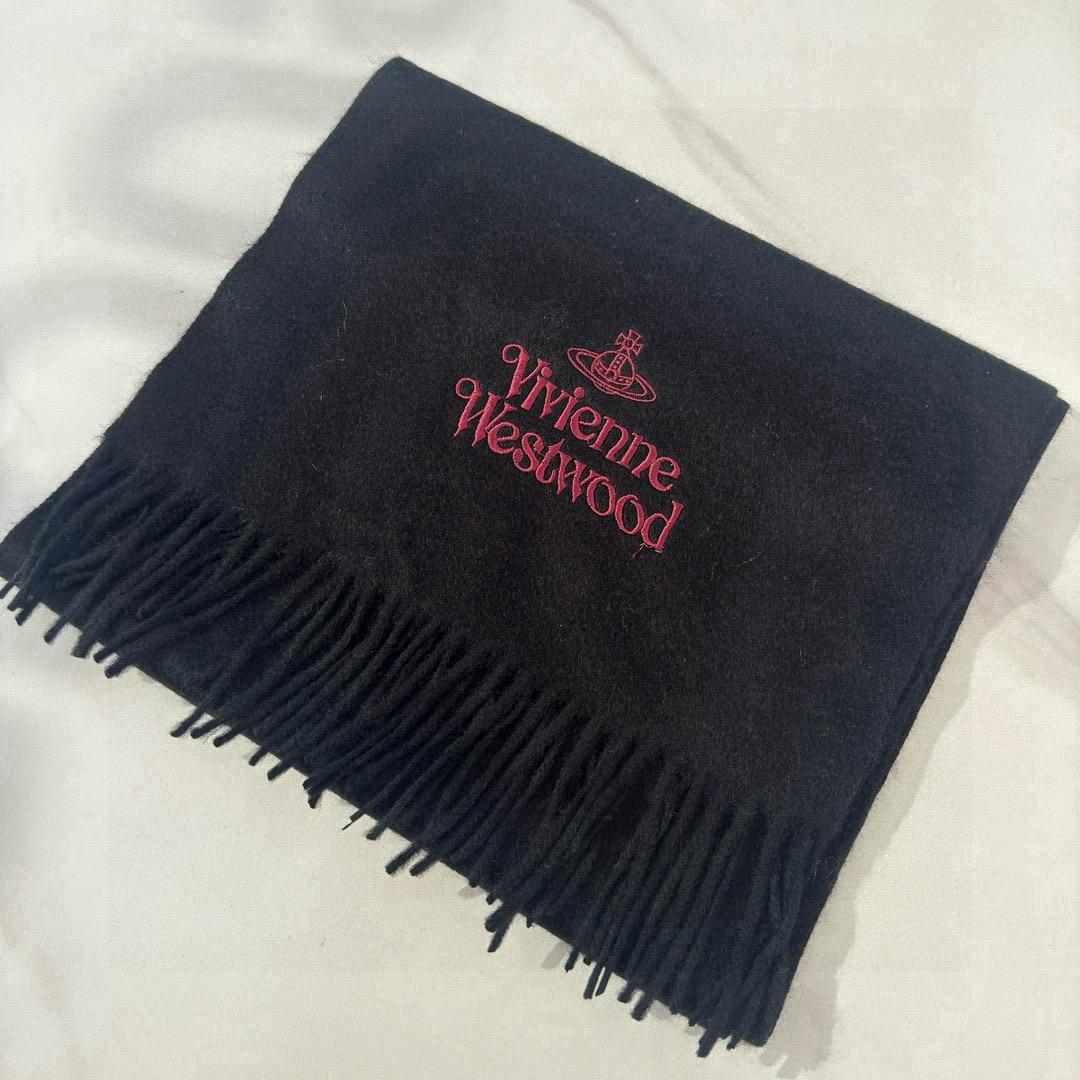 Fashion Icon Vivienne Westwood’s Latest Collection Features Unique Designs and Luxury Materials - 图片 3