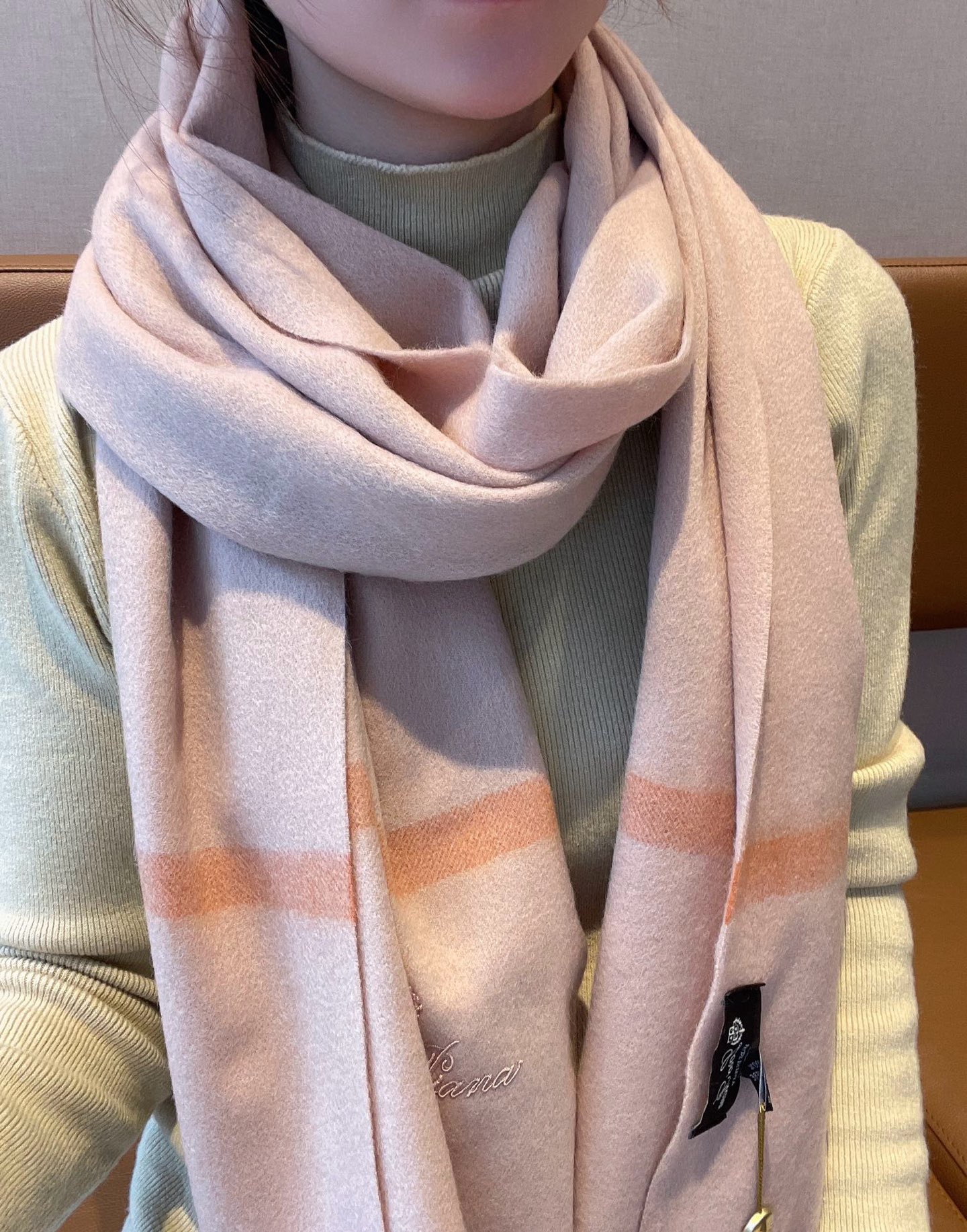 Luxurious Loro Piana Scarf in High-Quality Wool with Waterweed Detail