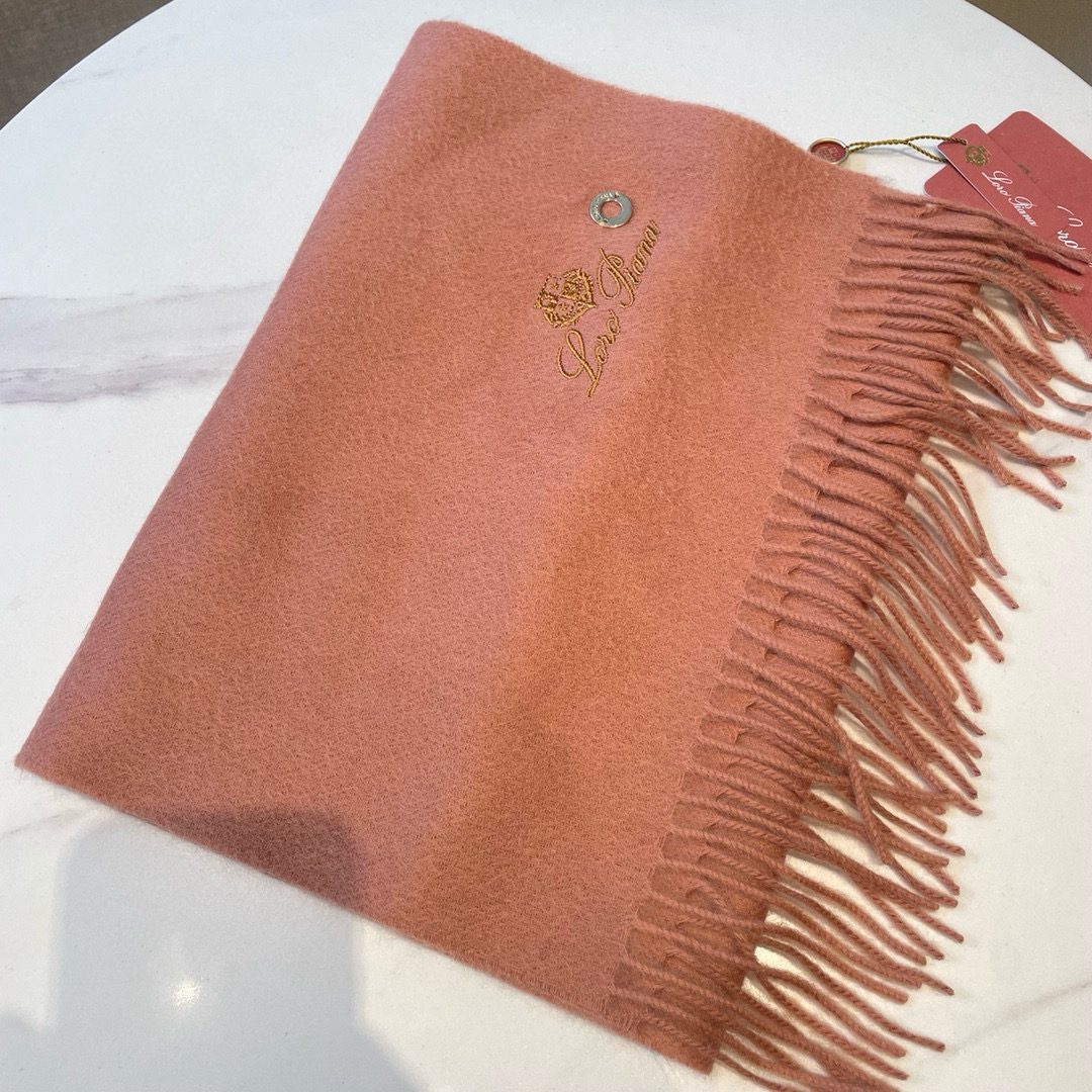 Loro Piana Cashmere Scarf: High Quality Italian Luxury for Fall Fashion - 图片 4