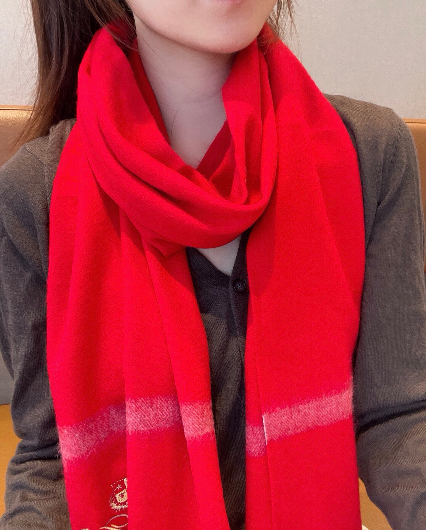 Luxurious Loro Piana Wool Scarf with Water-Coated High-Level Details - 图片 1