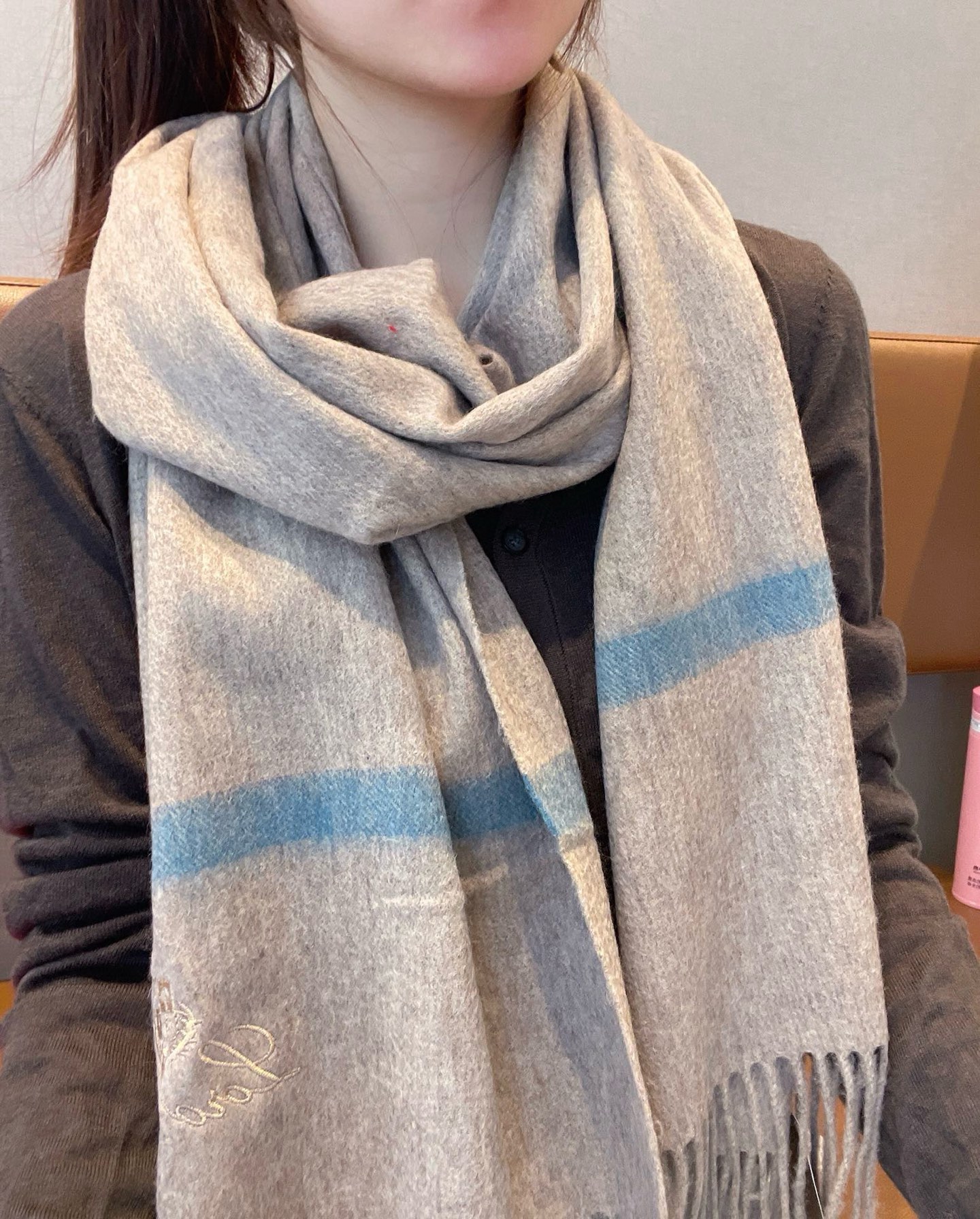 Luxurious Loro Piana Scarf: High-Quality Wool, Water-Coated, Functional, Timeless Elegance - 图片 1