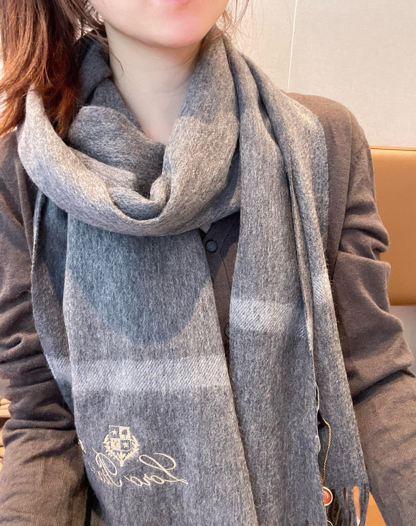 Luxurious Loro Piana Scarf: High-Quality Wool, Water-Coated, Functional and Stylish - 图片 1