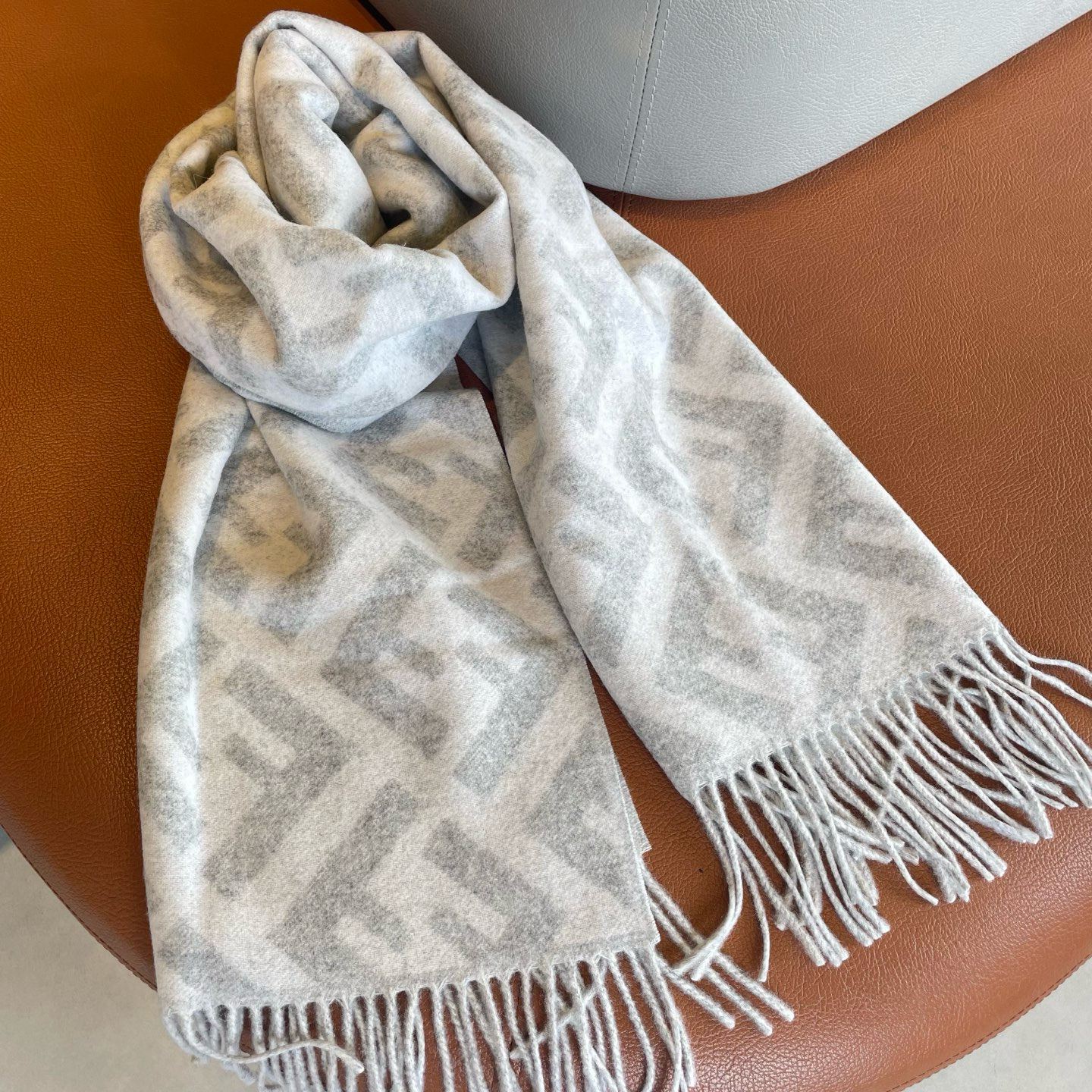 Fashion Powerhouse Fendi Dominates with Wool Scarf and Matching Dress Combo - 图片 5