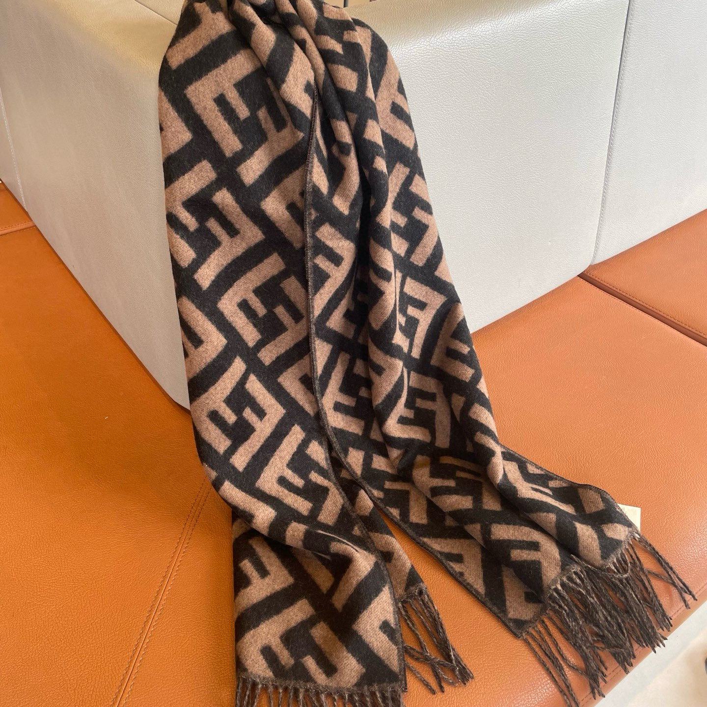 “FENDI Dominates Fashion World with Wool Scarf and Matching Dress” - 图片 7