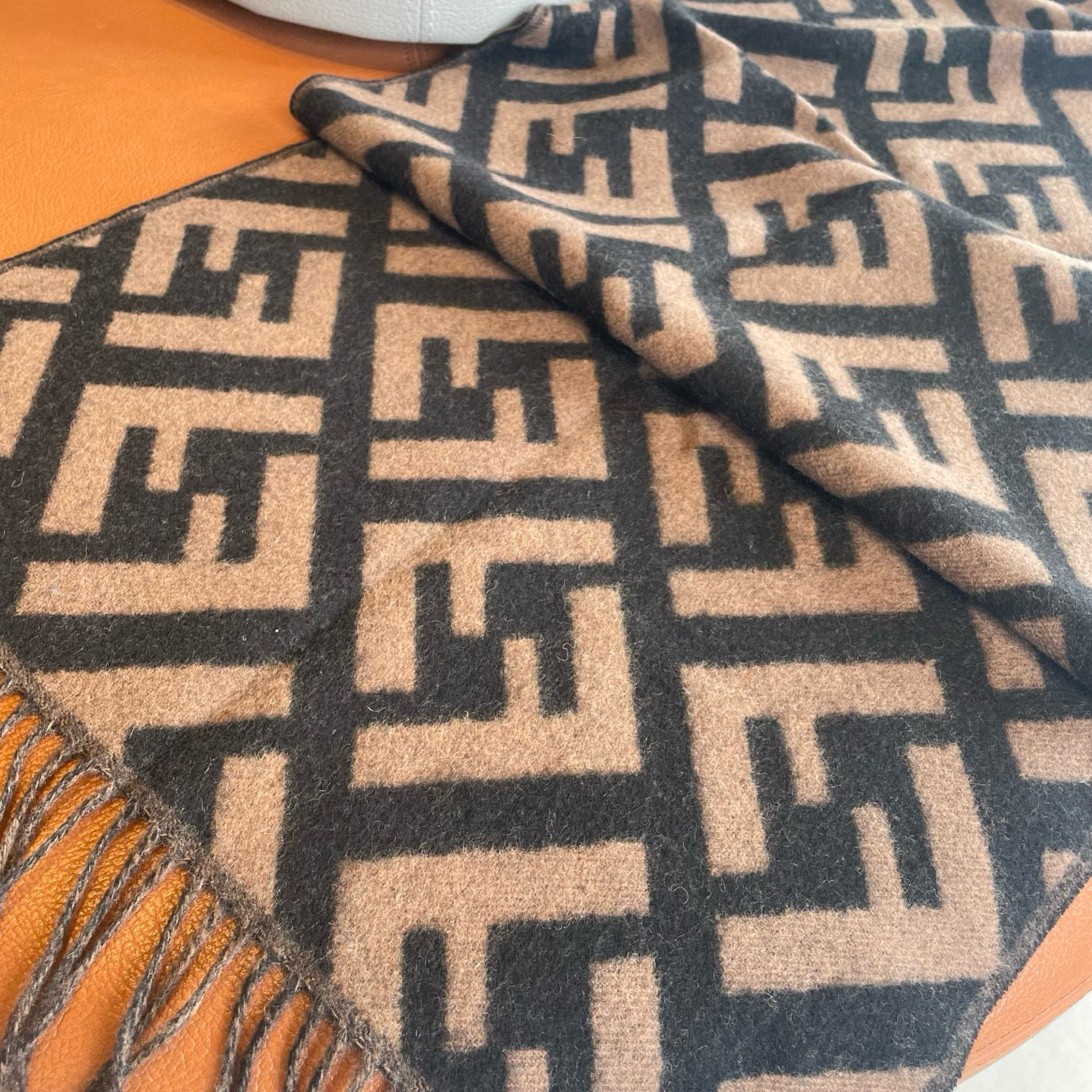 “FENDI Dominates Fashion World with Wool Scarf and Matching Dress” - 图片 5