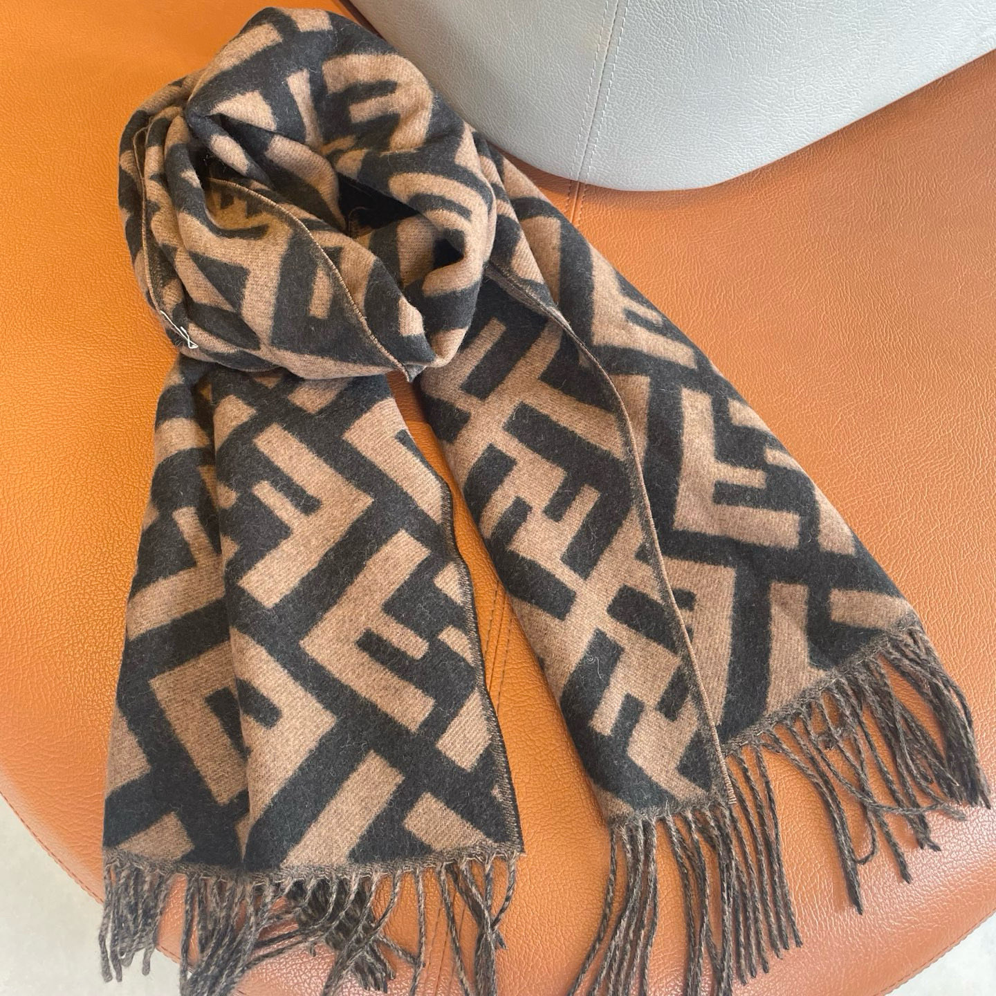 “FENDI Dominates Fashion World with Wool Scarf and Matching Dress” - 图片 6