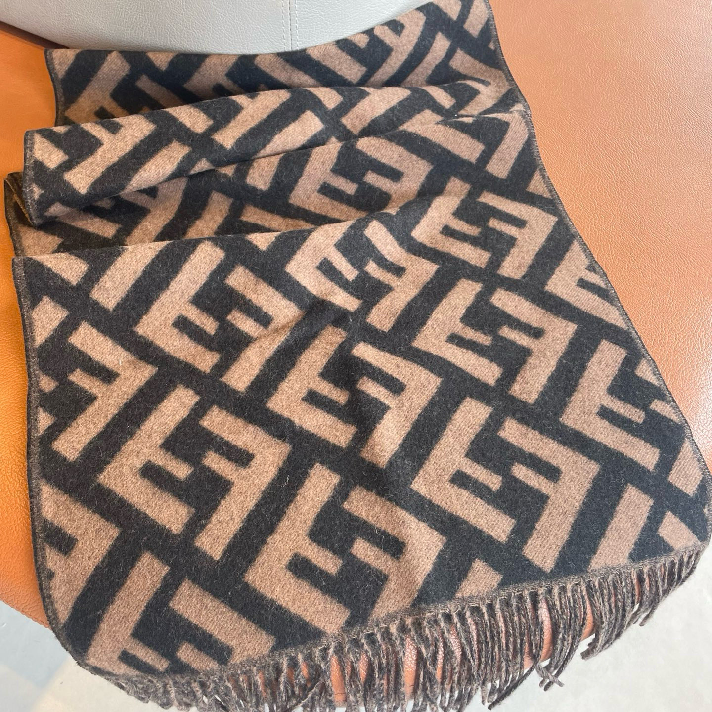 “FENDI Dominates Fashion World with Wool Scarf and Matching Dress” - 图片 3