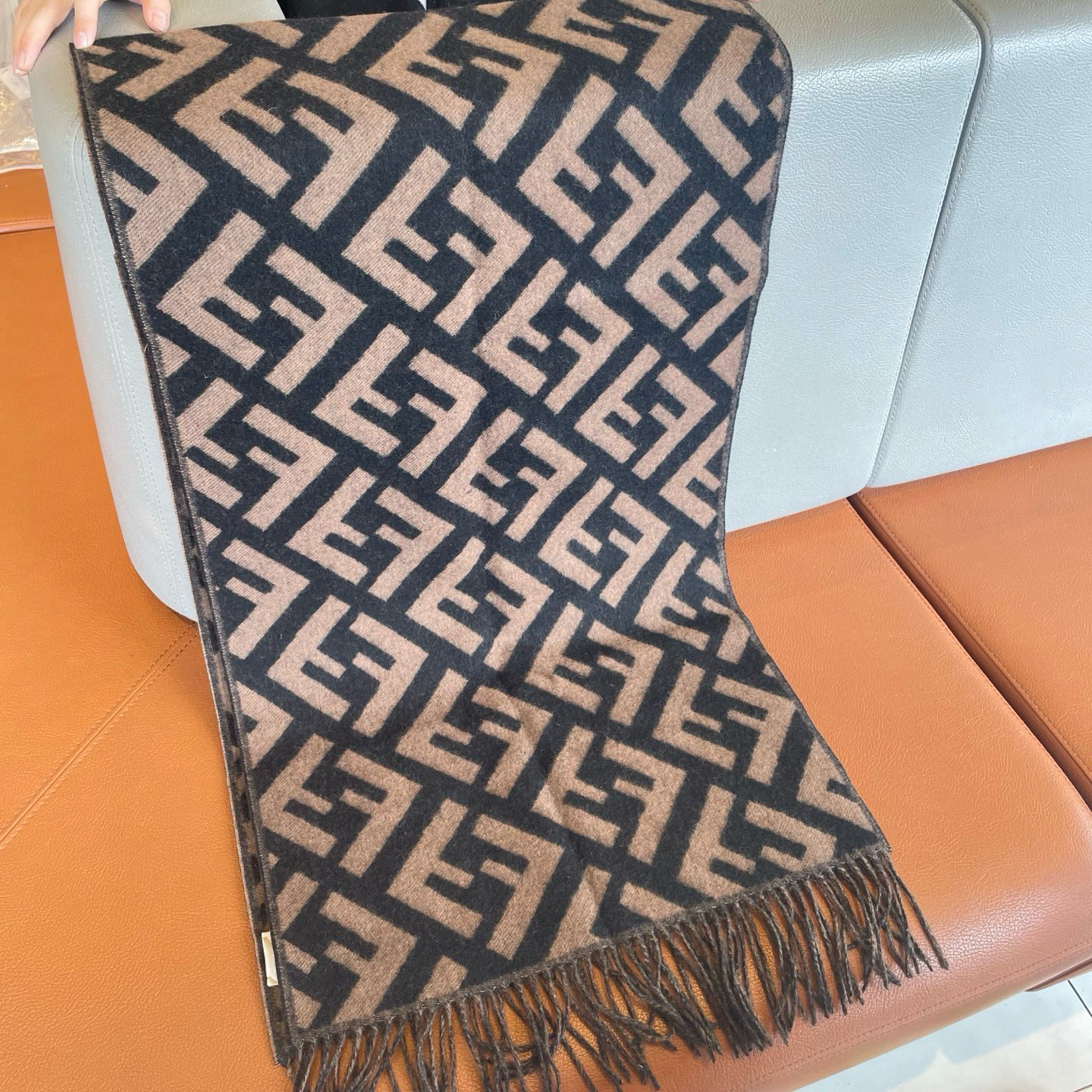 “FENDI Dominates Fashion World with Wool Scarf and Matching Dress” - 图片 9