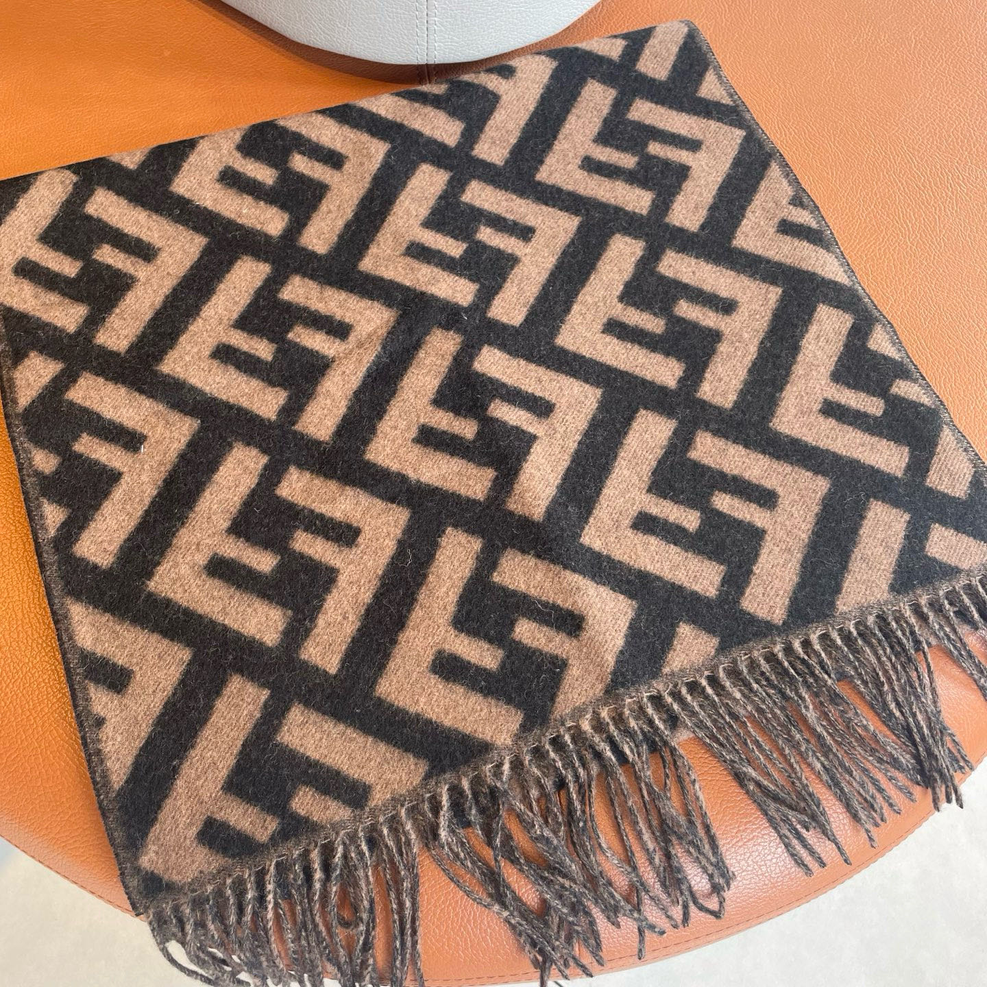 “FENDI Dominates Fashion World with Wool Scarf and Matching Dress” - 图片 2