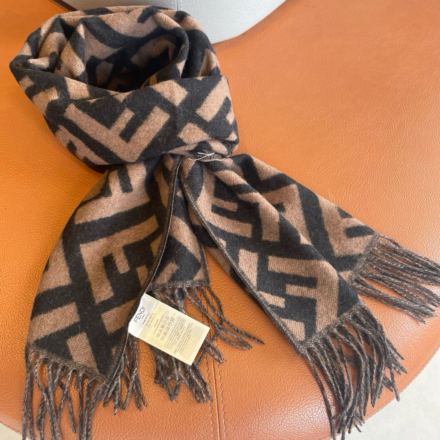 “FENDI Dominates Fashion World with Wool Scarf and Matching Dress” - 图片 8