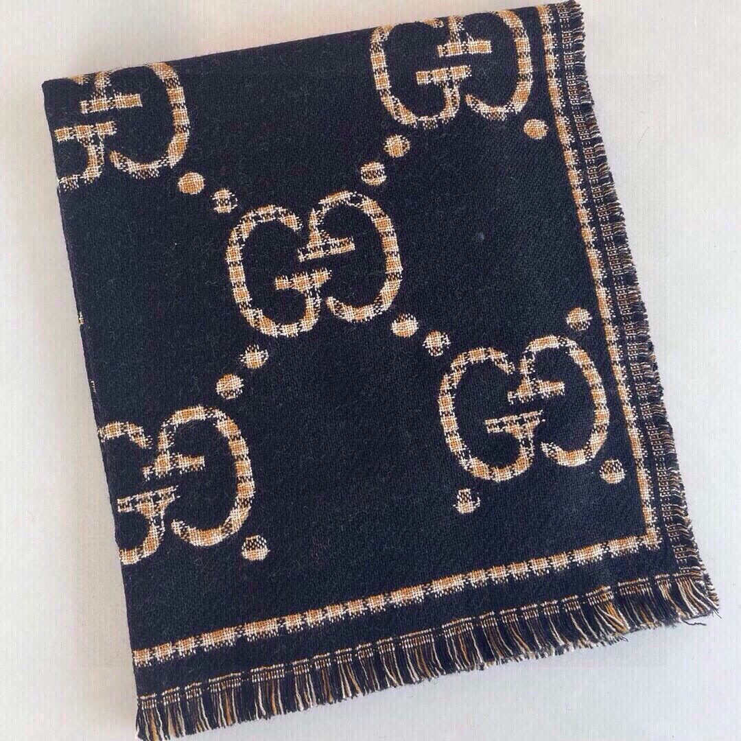  🆕品名：Gucci · 风格字母
面料：羊毛
尺寸：47*180

羊毛真丝围巾，装饰超大造型设计GG