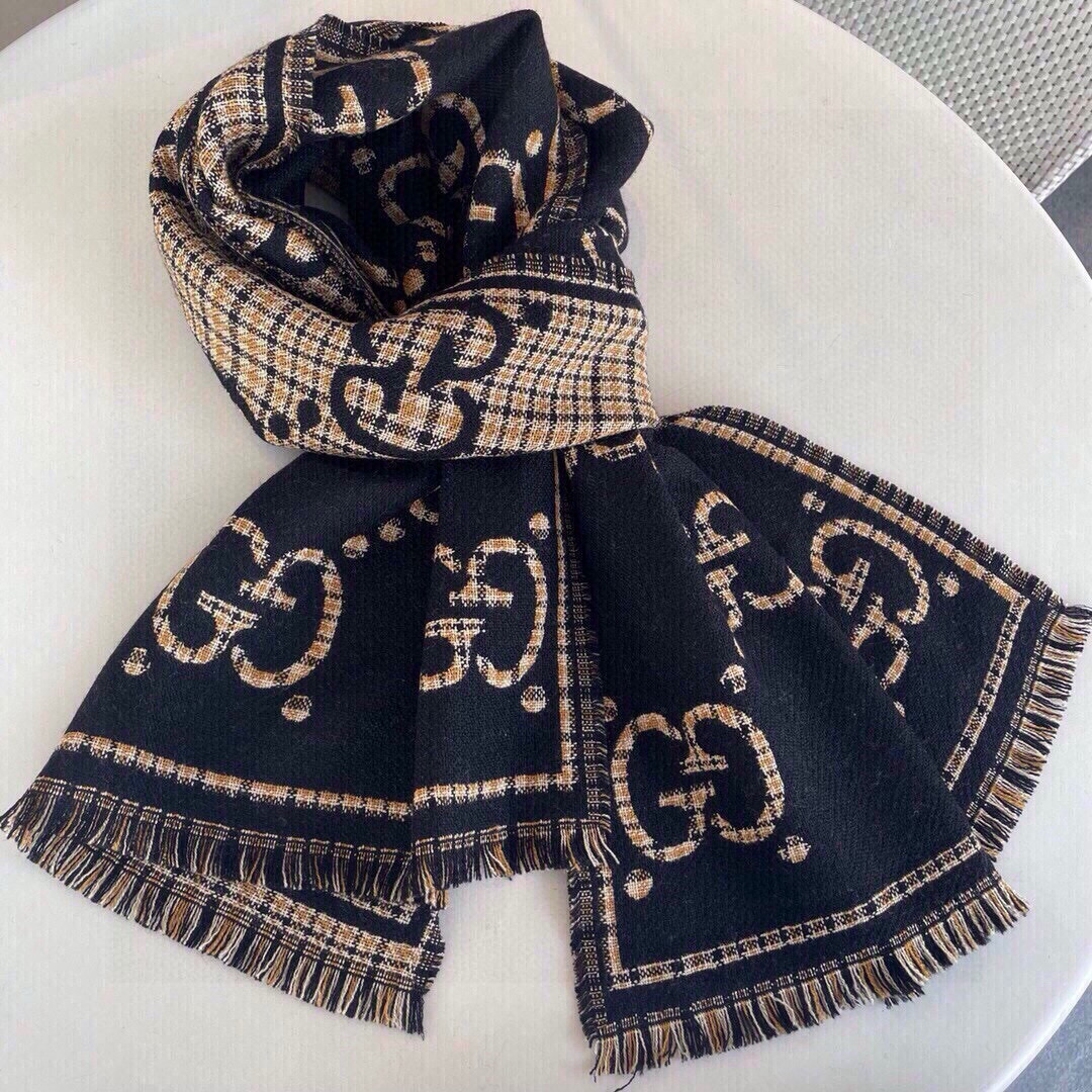  🆕品名：Gucci · 风格字母
面料：羊毛
尺寸：47*180

羊毛真丝围巾，装饰超大造型设计GG