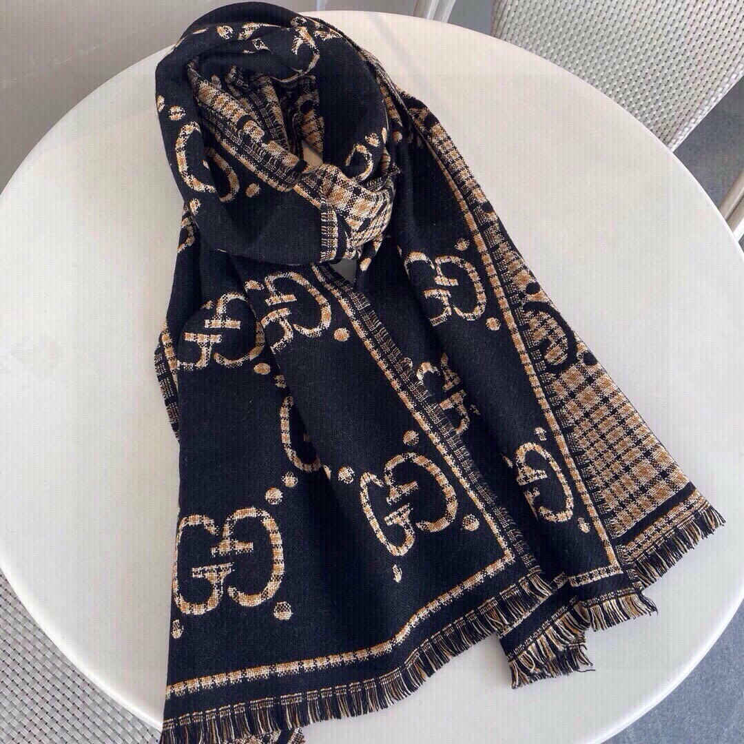  🆕品名：Gucci · 风格字母
面料：羊毛
尺寸：47*180

羊毛真丝围巾，装饰超大造型设计GG