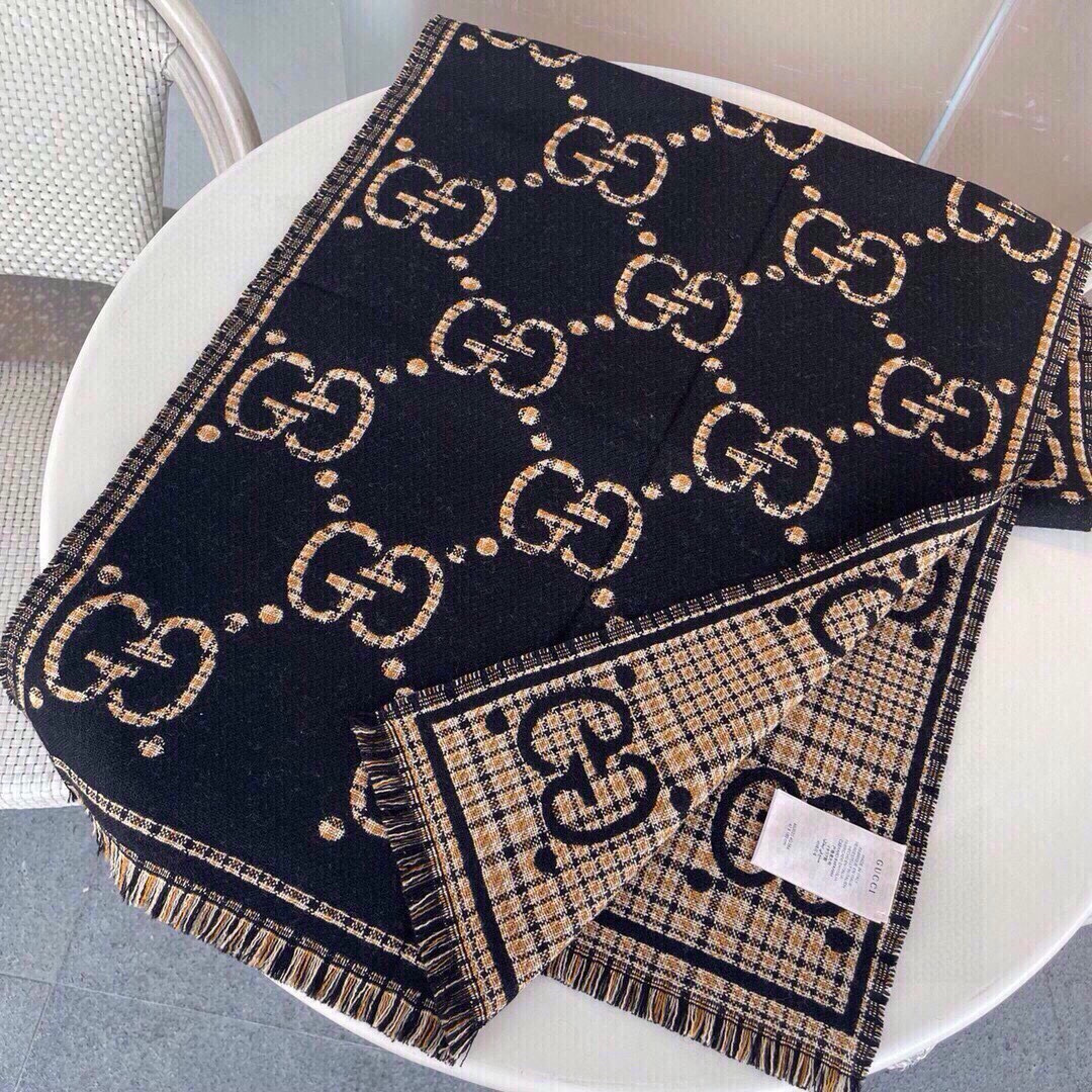  🆕品名：Gucci · 风格字母
面料：羊毛
尺寸：47*180

羊毛真丝围巾，装饰超大造型设计GG