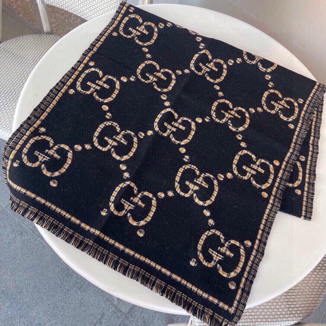  🆕品名：Gucci · 风格字母
面料：羊毛
尺寸：47*180

羊毛真丝围巾，装饰超大造型设计GG