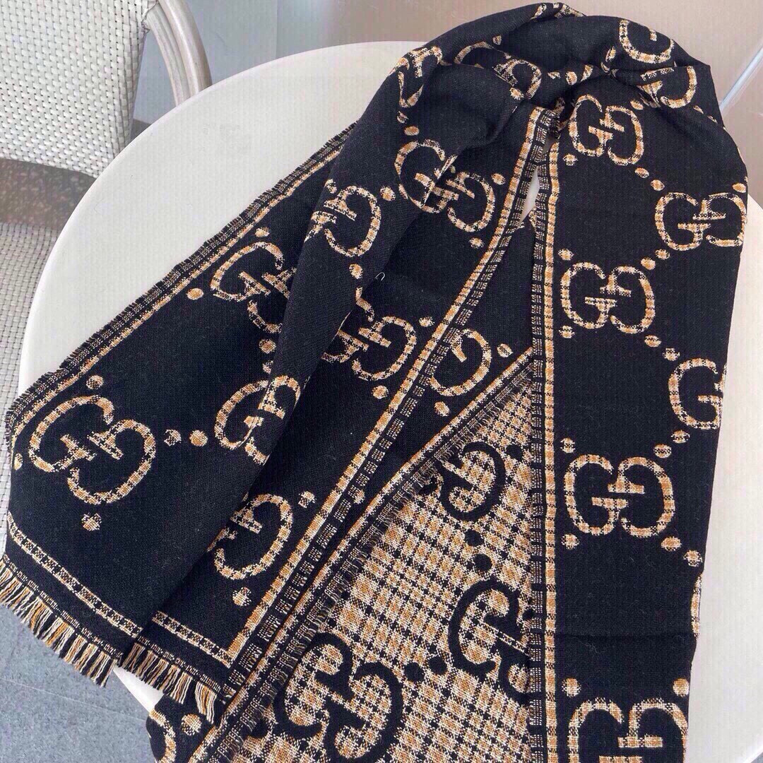  🆕品名：Gucci · 风格字母
面料：羊毛
尺寸：47*180

羊毛真丝围巾，装饰超大造型设计GG