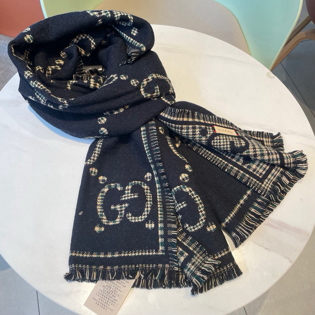  🆕品名：Gucci · 风格字母
面料：羊毛
尺寸：47*180

羊毛真丝围巾，装饰超大造型设计GG