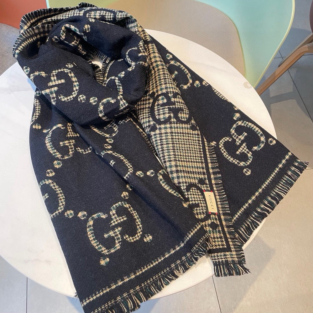  🆕品名：Gucci · 风格字母
面料：羊毛
尺寸：47*180

羊毛真丝围巾，装饰超大造型设计GG