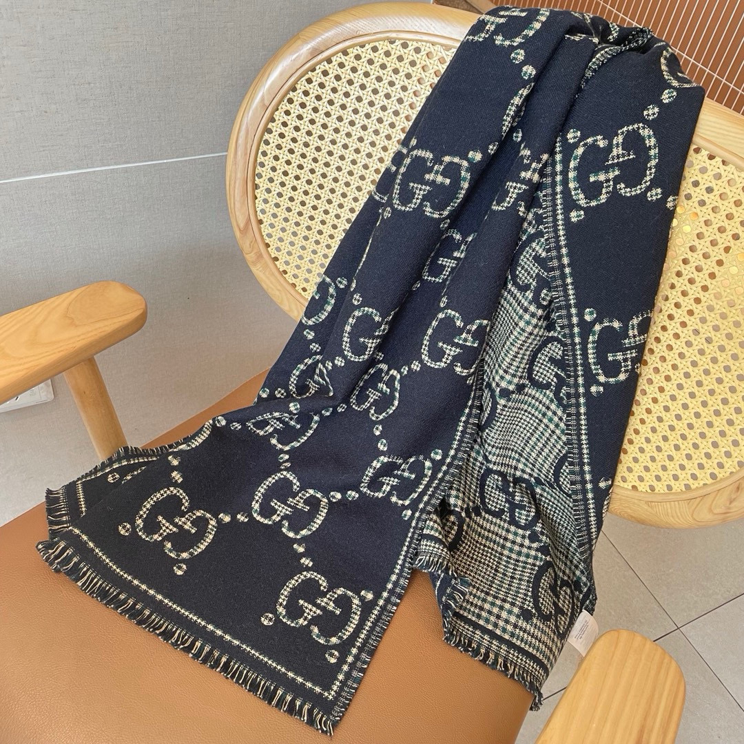  🆕品名：Gucci · 风格字母
面料：羊毛
尺寸：47*180

羊毛真丝围巾，装饰超大造型设计GG