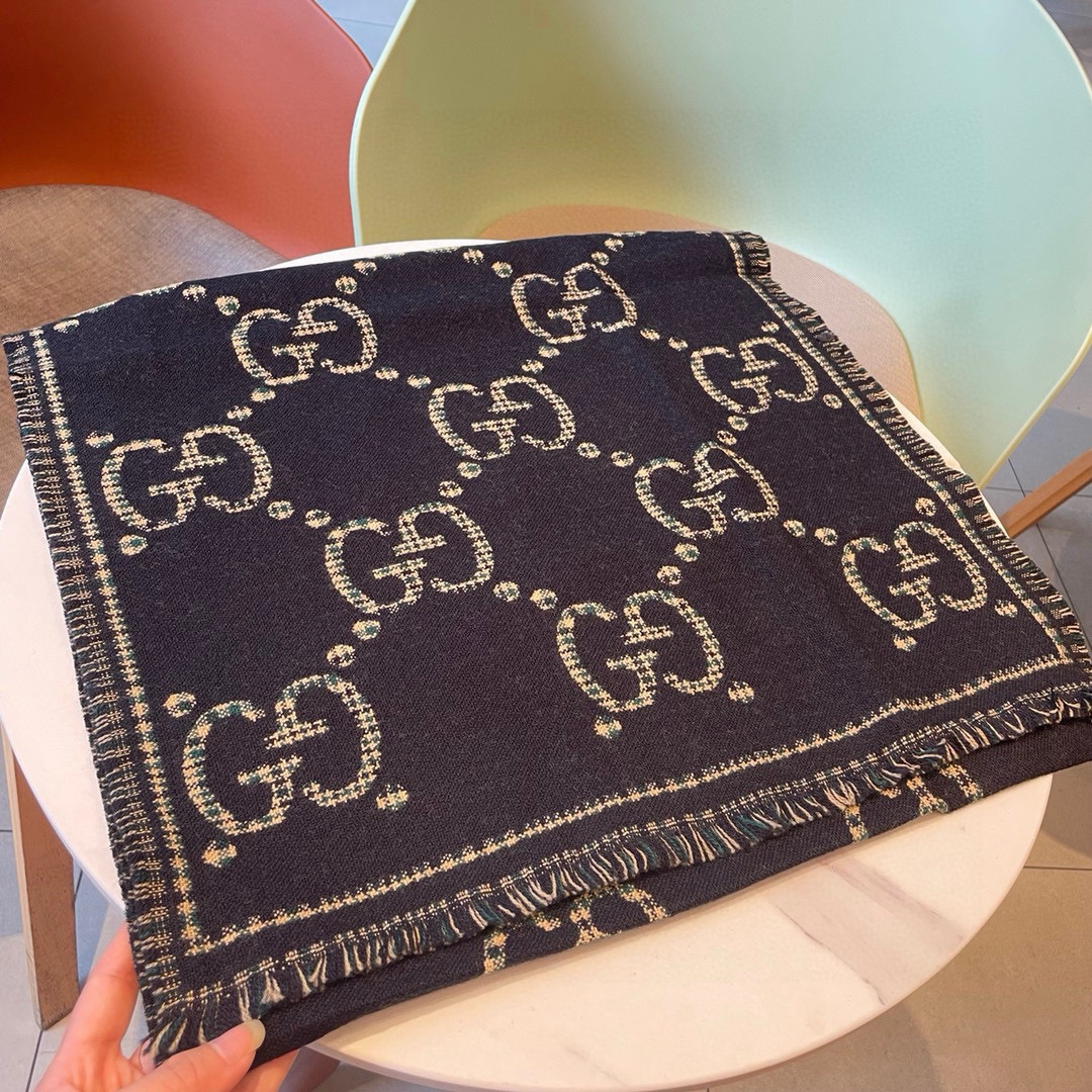 🆕品名：Gucci · 风格字母
面料：羊毛
尺寸：47*180

羊毛真丝围巾，装饰超大造型设计GG