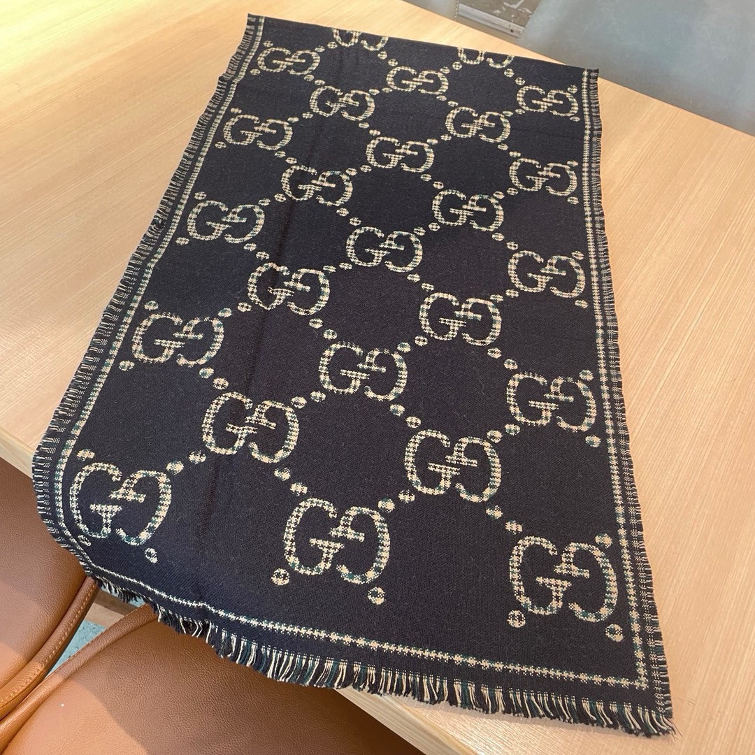  🆕品名：Gucci · 风格字母
面料：羊毛
尺寸：47*180

羊毛真丝围巾，装饰超大造型设计GG