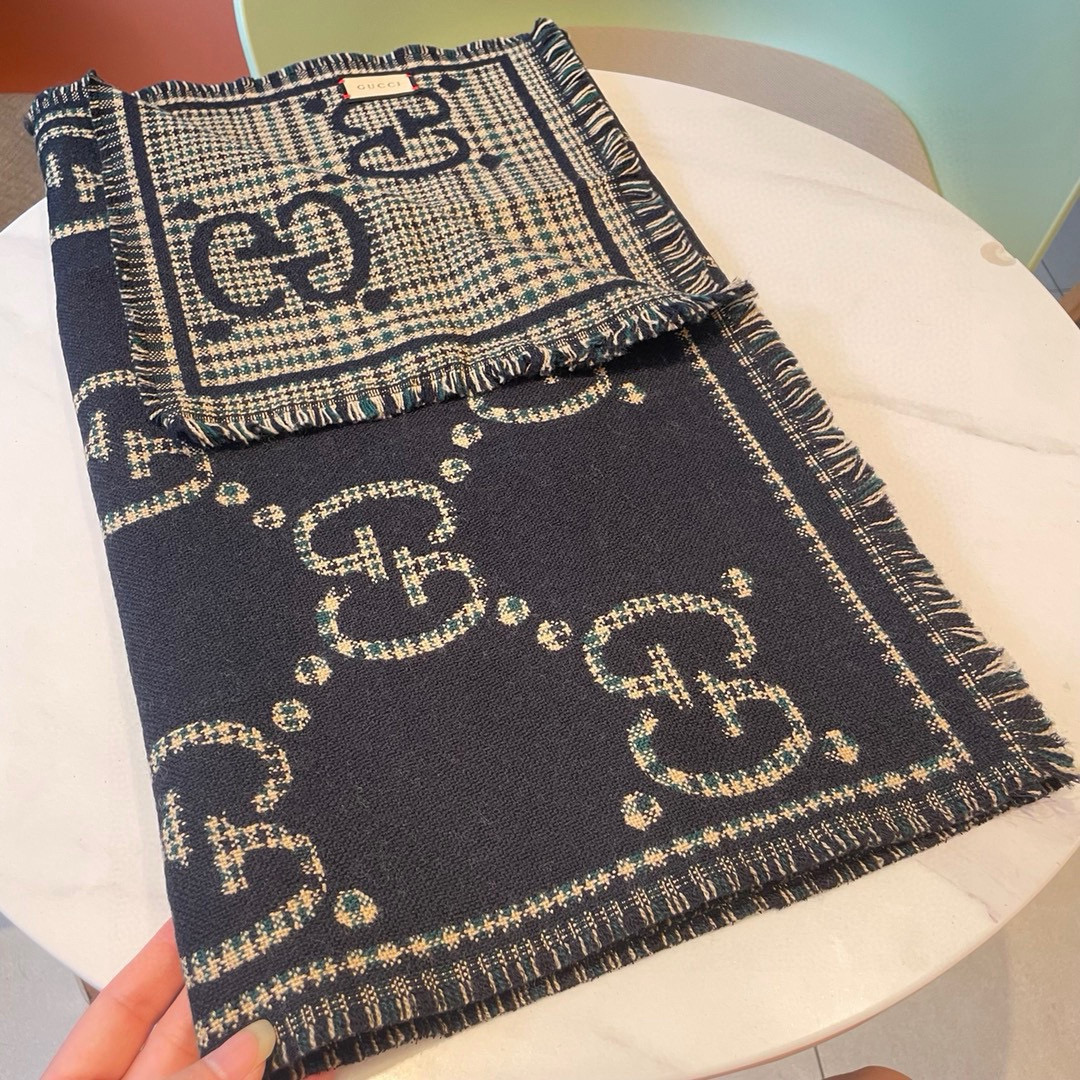  🆕品名：Gucci · 风格字母
面料：羊毛
尺寸：47*180

羊毛真丝围巾，装饰超大造型设计GG