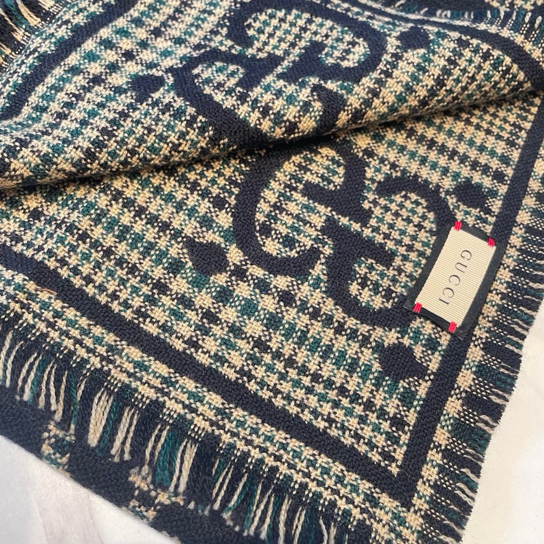  🆕品名：Gucci · 风格字母
面料：羊毛
尺寸：47*180

羊毛真丝围巾，装饰超大造型设计GG