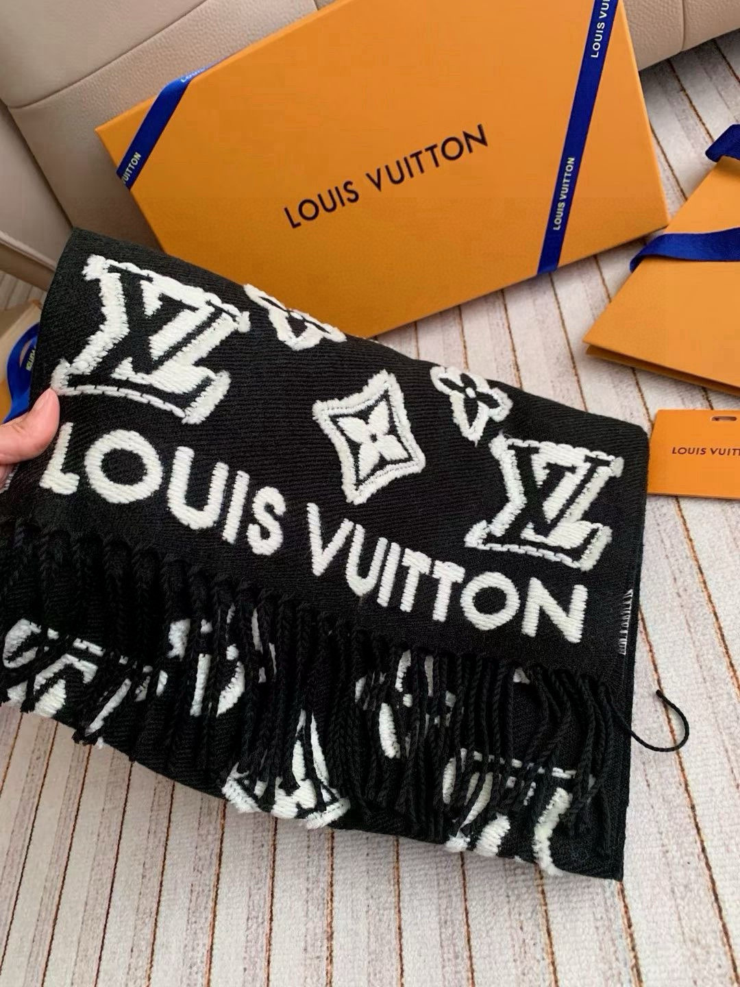 🆕LV3D围巾为柔软毛绒混纺织入Monogram图案，再以撞色羊毛皮演绎瞩目3D效果。剪花工艺令两面呈现
