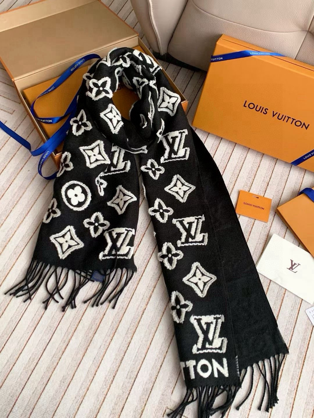 🆕LV3D围巾为柔软毛绒混纺织入Monogram图案，再以撞色羊毛皮演绎瞩目3D效果。剪花工艺令两面呈现