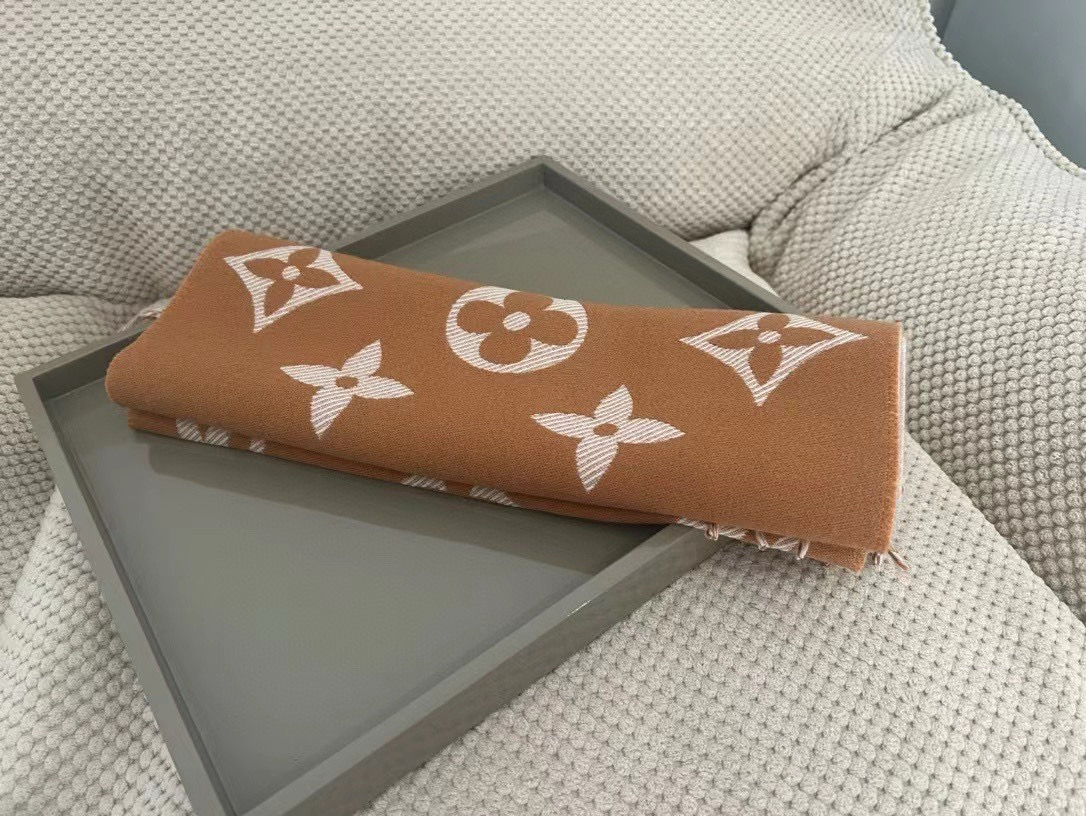 🆕驴家热度最高的嫩粉拼白围巾本款LVEssential围巾聚焦大元素，以Monogram图案和路易威登标