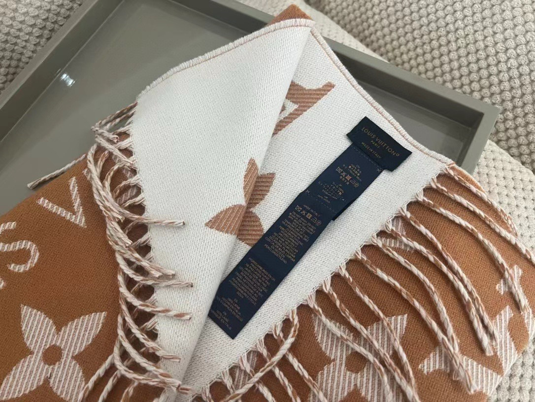 🆕驴家热度最高的嫩粉拼白围巾本款LVEssential围巾聚焦大元素，以Monogram图案和路易威登标