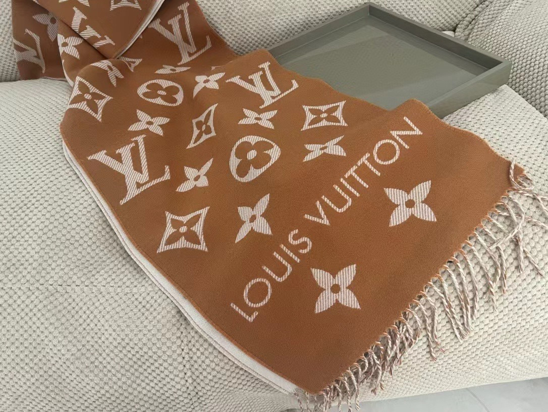 🆕驴家热度最高的嫩粉拼白围巾本款LVEssential围巾聚焦大元素，以Monogram图案和路易威登标