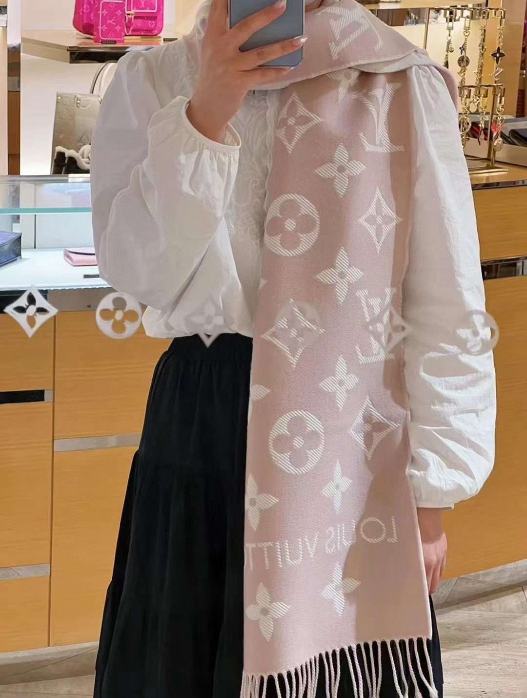 🆕驴家热度最高的嫩粉拼白围巾本款LVEssential围巾聚焦大元素，以Monogram图案和路易威登标