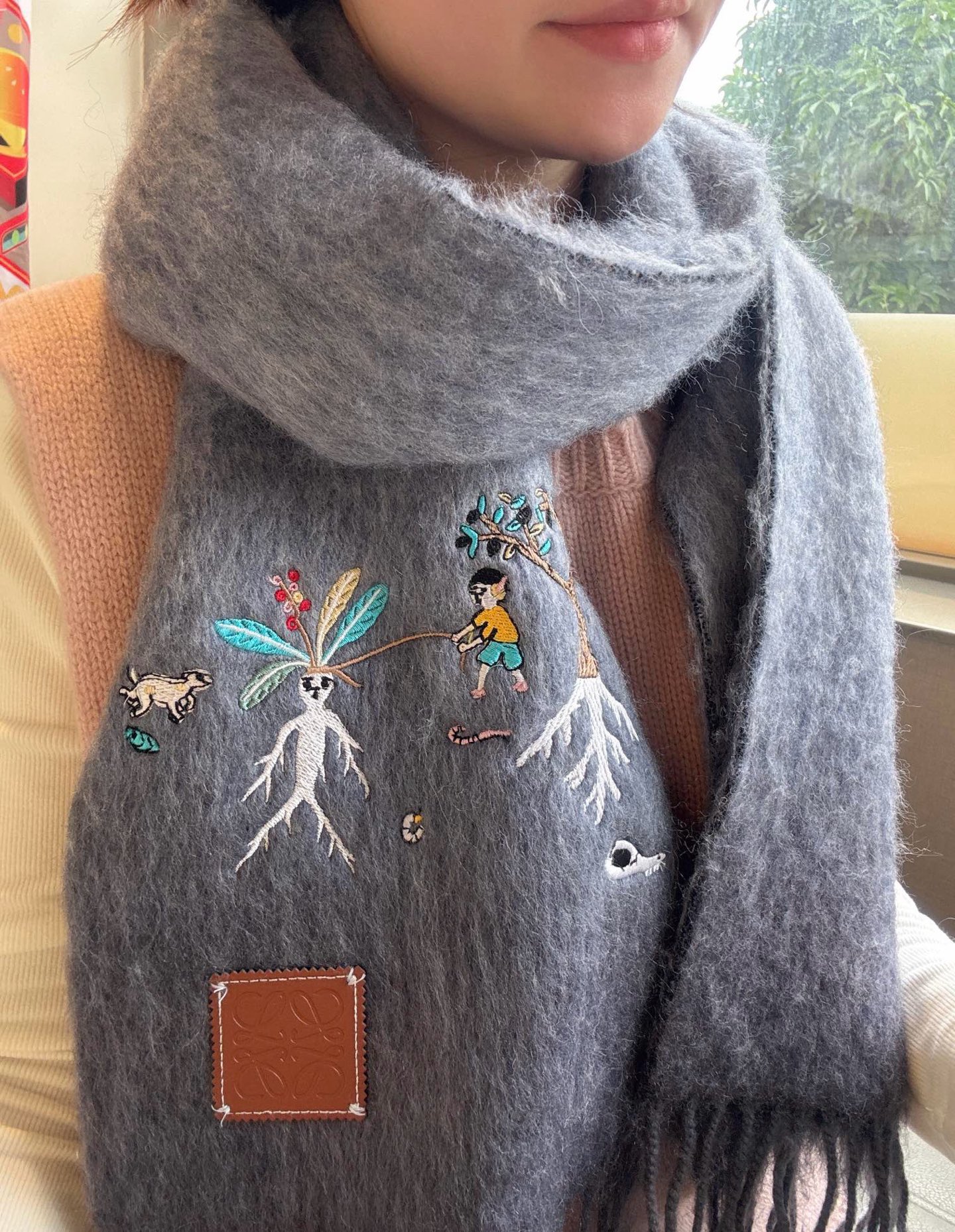 NO:340188,Loewe and Japanese ceramic artist Suna Fujita jointly created a beautiful glacier blue with a penguin and a diver like swimming in the ocean. It is very childlike and cute. The scarf has a super fluffy mohair, which is very suitable for the cold winter temperature. It locks the temperature and makes people feel warmer. The original leather label is good. Is it good to see the naked eye. Specifications 185*23cm, material 63 mohair, 35 wool, 2 nylon, high-version scarf, loewe, loewe19860909Loewe · 罗意威和日本陶瓷艺术家SunaFujita联名绝美冰川蓝配上小企鹅和潜水员像在海洋里畅游,童趣十足,太可爱了.围巾超级蓬松的马海毛 很是适合冬季寒冷的气温 它锁住气温让人感觉更保暖原版皮标 好不好图片肉眼所见 规格185*23cm,材质63马海毛,35羊毛,2锦纶,高版本围巾,loewe,loewe,scarf