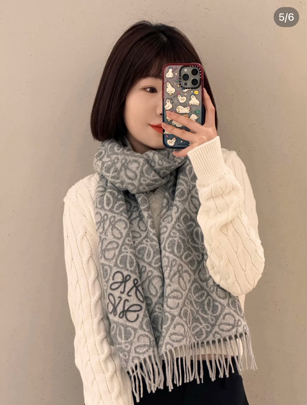 NO:340196,High-version flocking version · LOEWE new hottest scarf, double-sided wool and cashmere scarf, Anagram tufted embroidered logo on the corner, embroidered with two-color plaid Anagram tiflower pattern. Milk tea color This scarf is called the king of out of stock, the upper body effect is really nothing to say, our product will definitely sell the market in seconds, I can say that the raw material used in the market is 18 basulan wool, the two sides are slightly velvet, the texture is soft enough, very skin-friendly, and not tied at all, flocking embroidered logo, this process not only ensures the texture of the scarf, but also ensures the skin-friendly feeling. Our textile industry is also a craftsman in the end, and it is absolutely stunning with him in autumn and winter, size 38*180cm, ingredient 90 basulan wool 10 cashmere, high-version scarf, loewe, loewe19860909高版植绒版本 · LOEWE罗意威新款最火围巾,双面羊毛和羊绒围巾,角落饰有 Anagram 簇绒刺绣Logo,点缀双色格纹 Anagram 缇花图案.奶茶色此款围巾号称断货王,上身效果真是没话说,咱家这货绝对秒杀市场,市面上的我可以说只有咱家用的原料是18支巴素兰羊毛,两面微微起绒,质感足够柔软,很亲肤,一点不扎,植绒刺绣Logo,这样工艺既保证了围巾的纹路品相,又保证了手感亲肤感,纺织界咱家也是匠人精神走到底,秋冬有他绝对杠杠滴,尺寸38*180cm,成分90巴素兰羊毛10山羊绒,高版本围巾,loewe,loewe,scarf