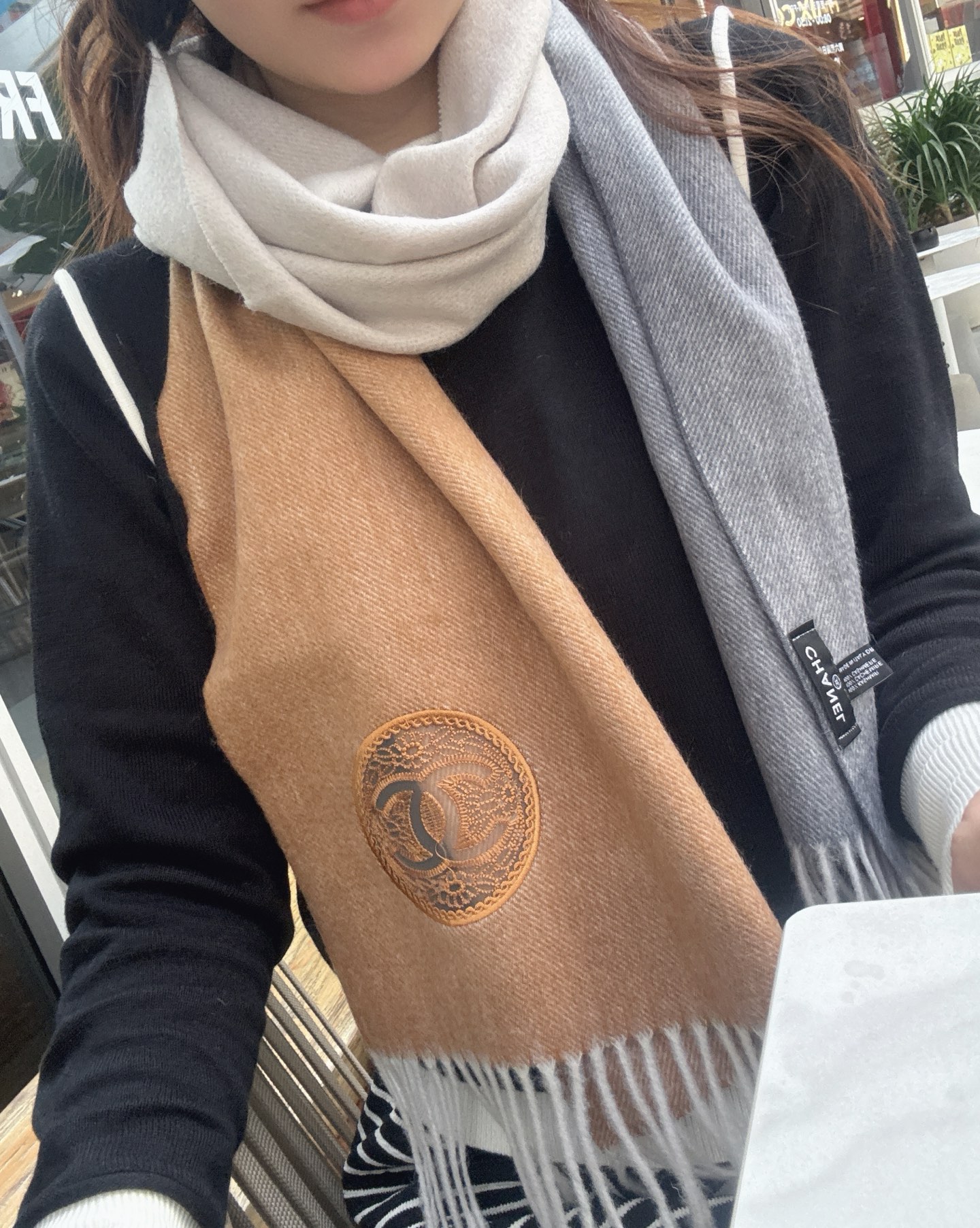 NO:340205,[Chanel · Chanel's rare gentle color scheme, super obsessed with temperament, low-key, quiet and elegant] Highlights recommended for high-end comfortable and fashionable temperament, simple but not simple, full of big brands, Super Amway Grandma's soft scarf that touches the heart, gradient color design and eye-catching hollow double C logo, the finishing touch is indeed not lost, the pursuit of successful people, the color is definitely a bit unique and fairy-like, the absolute best choice for couples, the color is elegant, not enchanting, specifications 35 x 180cm, high-end scarf, chanel, chanel19860909【Chanel · 香奈儿难得一见的温柔配色,超级迷恋气质低调恬静又不失优雅】重点推荐高级舒适时髦气质,简约却又不简单,大牌范十足,超级安利香奶奶这款触动内心的柔美围巾,渐变拼色的颜色设计搭配抢眼的镂空双C标志,点睛之笔确又不失美感,成功人士的追求,色彩绝对有点独有的仙气,绝对的情侣款不二之选,颜色淡雅,不妖娆规格35 x 180cm,高版本围巾,chanel,chanel,scarf