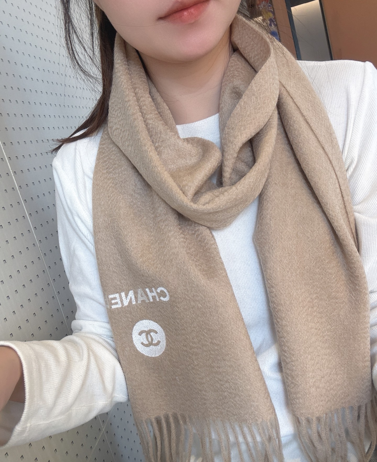 NO:340214,[Recommended Chanel powder must be purchased~ high-end feeling, a must-have for white and rich beauty in the celebrity] You will know what I said after you get it, the best cashmere water rippling scarf, the ingredients support detection, soft and delicate, fried chicken is invincible, in short, both the fabric and the craftsmanship are the kind of high-end feeling that it looks very high-end at first glance Logo partly different from the previous design, floating embroidery is too textured, elegant and tasteful, layer by layer to create a conspicuous but not ostentatious gorgeous celebrity style. You should know that this type of goods is only produced in a small quantity, this batch of orders is also super strict. The quantity is very small. The hand is fast, the hand is slow and the hand is not. Specification 30*180cm Material cashmere, high-version scarf, chanel19860909【重磅推荐Chanel香粉必入款~高级感,名媛白富美必备】拿到手你就懂我说的了,极品山羊绒水波纹小围巾,成份支持检测手感柔软细腻炒鸡无敌,总之无论是面料还是工艺都是那种一看就很高级的感觉Logo部分不同以往的设计,浮绣忒显质感,优雅有品味,层层叠叠出醒目而不张扬的华丽名媛风要知道这类货也只有少量生产,这批订单也是监控超级严格流出来的数量极少手快有手慢无 规格30*180cm 材质山羊绒,高版本围巾,chanel,scarf