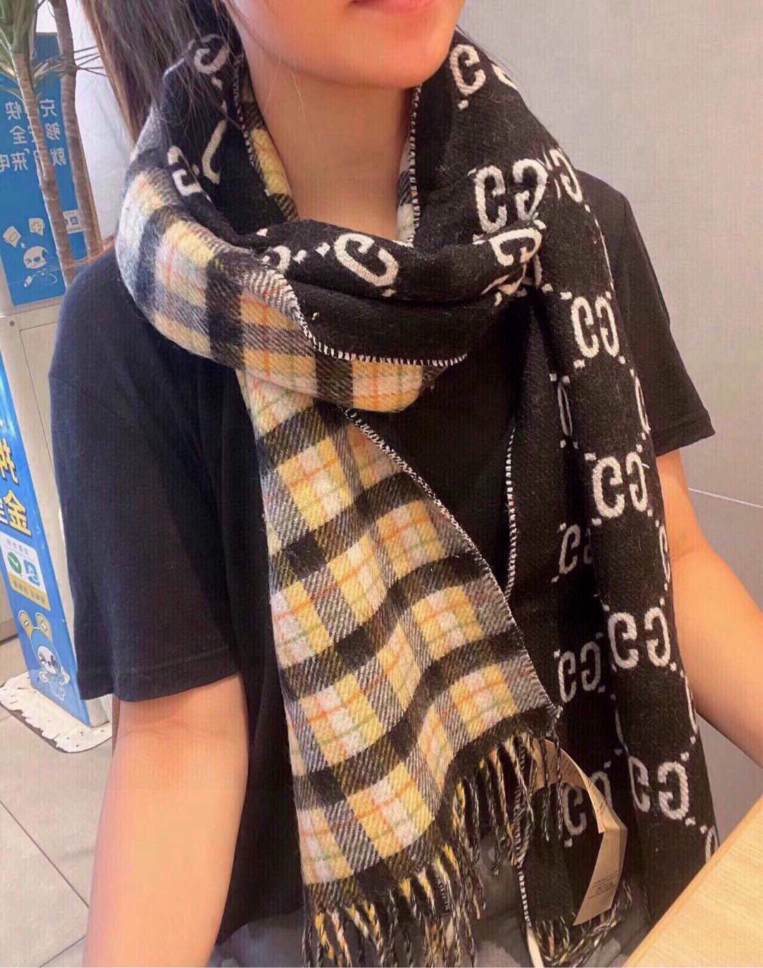 NO:340232,Gucci's latest double-sided scarf, the same style as men and women, double-sided dual-use style. You can see 6 colors on a scarf, completely different styles. Buying one is equivalent to buying two. This contrasting color is so beautiful. The texture is soft and does not tie the neck, and it looks white. The low-key luxury feeling is the best, the soft and elite master-level fashionable scarf This Gucci wool jacquard scarf becomes more and more popular. The more you look at it, the more fashionable it becomes, the more you look at it, the more you look at it, the more you know it is not ordinary. I really like this master-level fashionable feeling. People with attitude will definitely like it!  This design is more relaxed, more advanced, more atmospheric, and more affordable. It is recommended to hold a scarf in your hand and still airy like holding a cloud. Finally, this biggest feature also has the design sense of jacquard craftsmanship, which perfectly presents the classic gglogo!  34*194cm, Lane wool, texture without tying, high-version scarf, gucci19860909Gucci最新款双面围巾,男女同款,双面两用风格,一条围巾上能看到6组颜色,完完全全不同风格,买一条相当于买两条啦,这个撞色实在是太美啦,质地软软的不扎脖子,而且很显白,低调的奢侈感极品柔美精英高手级别的时髦感围巾这款Gucci羊毛提花围巾越看越爱,越看越时髦这种工艺和配色一看就知道不是一般的,非常非常喜欢这种高手级别的时髦感,有态度的时髦人一定会喜欢！这样的设计更舒展,更高级,更大气,更加经得起推荐围巾握在手里就跟握着云朵般的仍空气绵绵感真的非常高级最后,这个最大的特色还有提花工艺的设计感,将经典的gglogo另一种完美呈现！34*194cm,莱恩羊毛,手感不扎有质感,高版本围巾,gucci,scarf