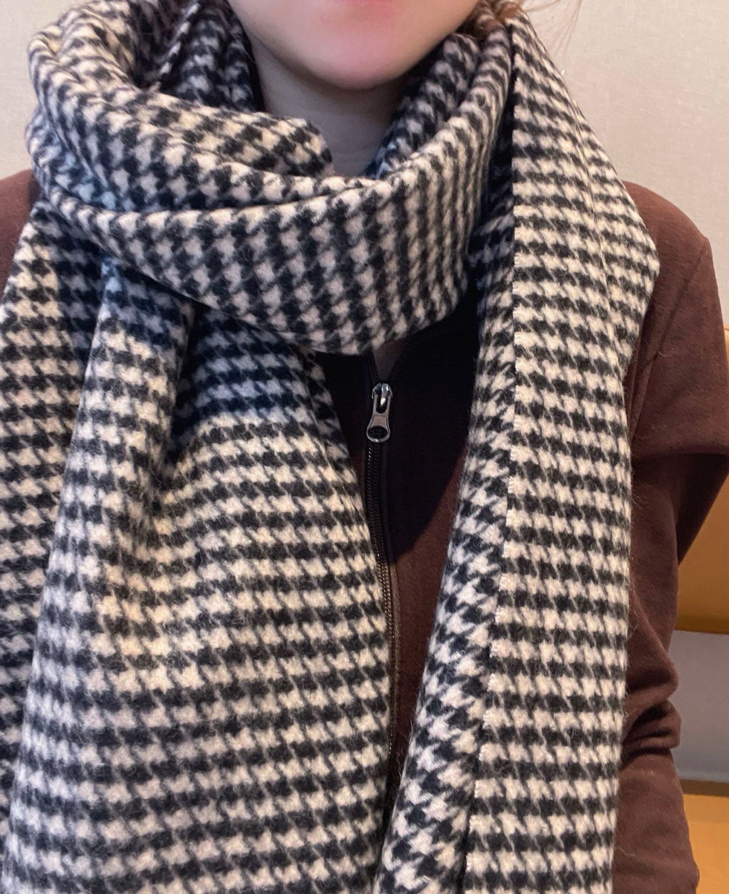 NO:340269,【Amazing!  ~It is unforgettable!  HK Trade Final Order · Small quantity · Slow hand 】The effect of this D Houndstooth Small Shawl is really good, it’s so beautiful in one second!  !  So design-like, so beautiful!  Both colors are so beautiful!  !  !  Through the screen, the sisters must have felt it. This temperament is so terrible!  !  It can accurately hit every sister who loves beauty and fashion!  !  This sister must accept it no matter what, so you must not miss it!  I firmly believe that at the moment you are on the rise, you will feel like a transformation. I hope you will be amazed by your own beauty!  !  46*90cm, top-grade pure cashmere, high-version scarf, dior, shawls19860909【 惊艳！~让人过目不忘！HK贸易尾单 · 量少 · 手慢无】D家千鸟格小披肩这款出来的效果真的,一秒美晕！！太有设计感了,太美了太美了！两色都好美啊！！！隔着屏幕,姐妹肯定都感受到了,这款气质的要命！！能精准击中每一个爱美爱时髦的姐妹心尖尖上！！这件姐妹无论如何都要收,一定一定一定不要错过！我坚信,在你上身的那一刻,会有一种脱胎换骨般的感觉,期待你们被自己的美丽惊艳到！！46*90cm,顶级纯羊绒,高版本围巾,dior,shawls,scarf