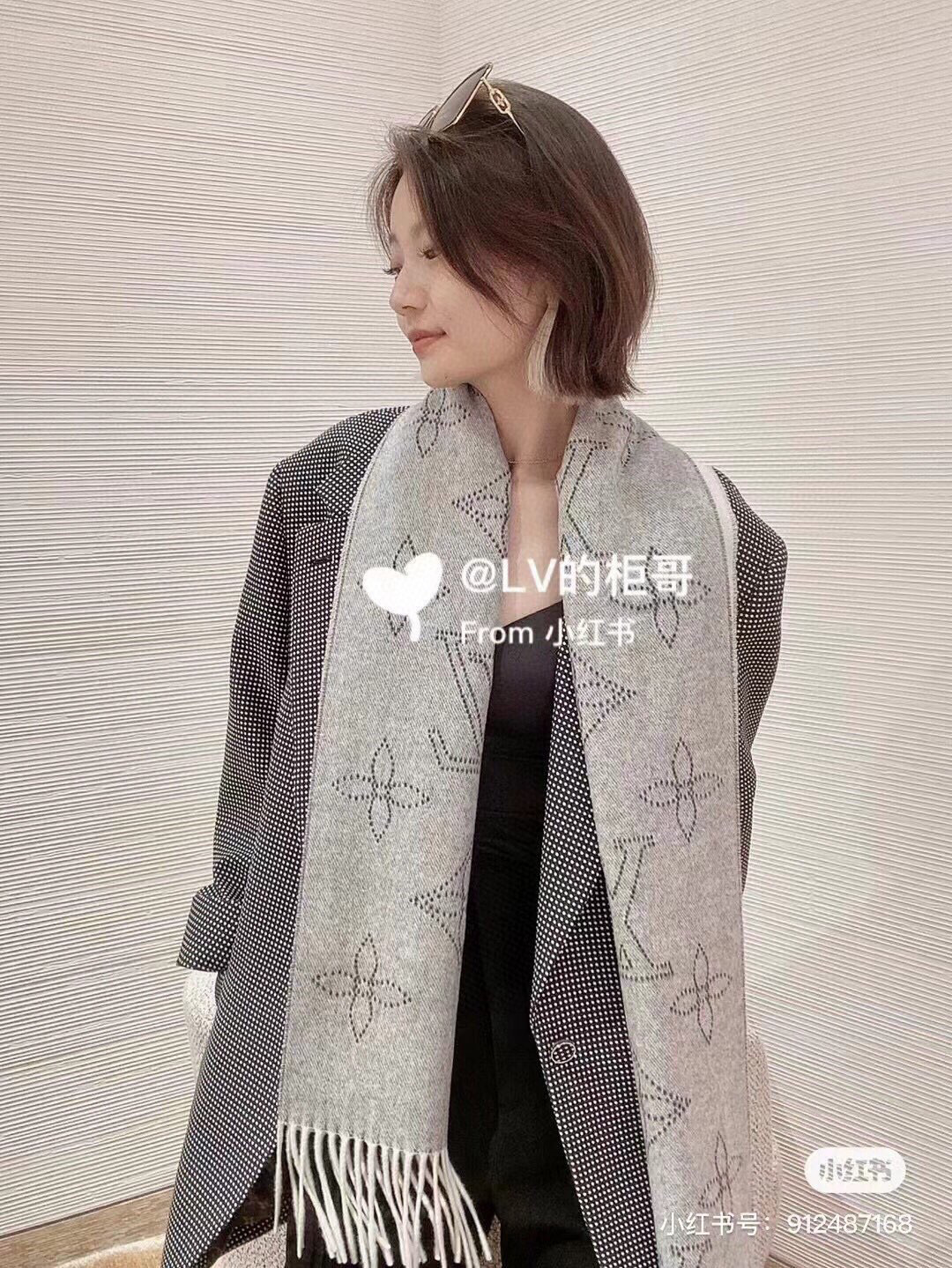 NO:340277,Donkey double-sided scarf, Mahina Flight Mode scarf is made of Jacquard on one side and a Monogram flower pattern is soaked on the other side. The cashmere and wool blend bring soft texture and warmth. 196x28 cm (length x height) 57 cashmere, 42 wool, 1 mulberry silk jacquard pattern Monogram flower pattern tassel trim, high-version scarf, louis vuitton, louis vuitton19860909驴家双面围巾,Mahina Flight Mode 围巾一面采用提花工艺织就 Monogram 镂花图案,另一面浸染含蓄纯色.山羊绒、丝毛混纺带来柔软质感和融融暖意. 196x28 厘米(长度x高) 57山羊绒,42羊毛,1桑蚕丝提花织纹 Monogram 镂花图案流苏饰边,高版本围巾,louis vuitton,louis vuitton,scarf