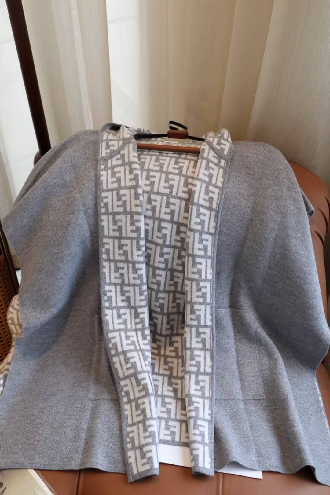 180💰🆕FENDl 双面羊毛羊绒混纺针织外套斗篷 手感柔软舒适细腻，高性价比款
Size 均码
斗篷大披肩，非常时尚的印花、太好看啦！很百搭哦、无论连衣裙 小套裙还是短裤➕长靴，都非常百搭！时尚感爆棚哦、双面都能用 ～ 
超级质感