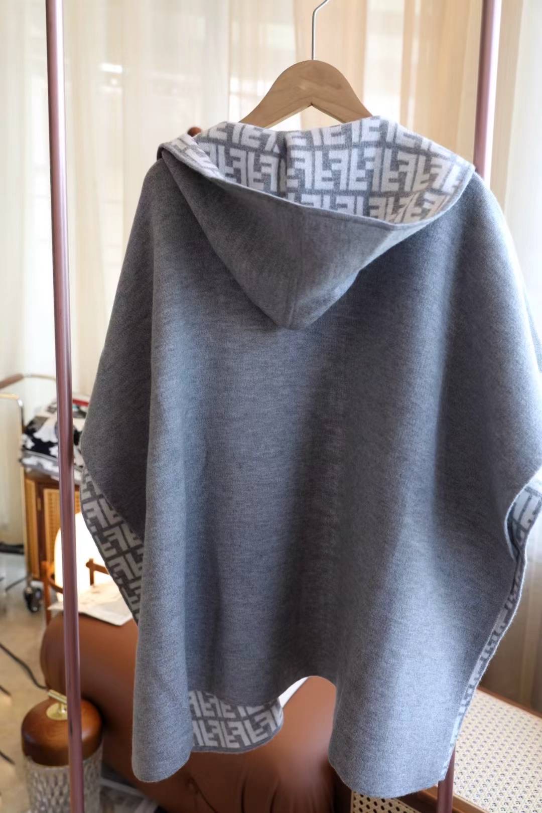 180💰🆕FENDl 双面羊毛羊绒混纺针织外套斗篷 手感柔软舒适细腻，高性价比款
Size 均码
斗篷大披肩，非常时尚的印花、太好看啦！很百搭哦、无论连衣裙 小套裙还是短裤➕长靴，都非常百搭！时尚感爆棚哦、双面都能用 ～ 
超级质感