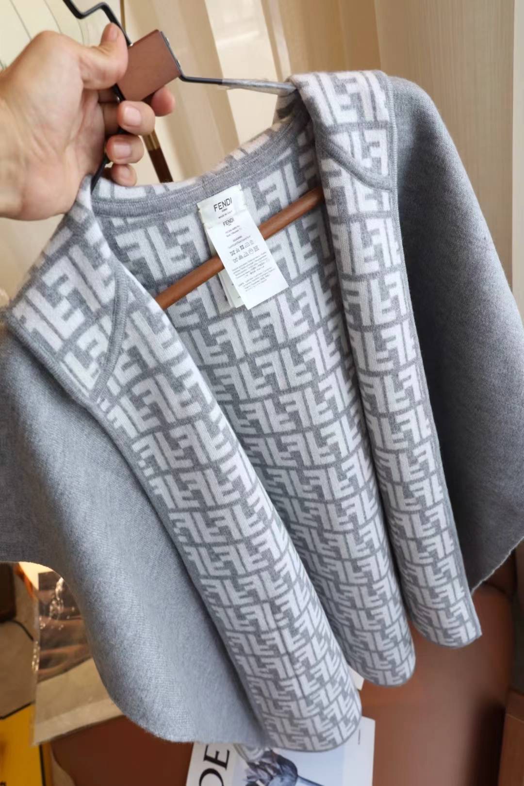 180💰🆕FENDl 双面羊毛羊绒混纺针织外套斗篷 手感柔软舒适细腻，高性价比款
Size 均码
斗篷大披肩，非常时尚的印花、太好看啦！很百搭哦、无论连衣裙 小套裙还是短裤➕长靴，都非常百搭！时尚感爆棚哦、双面都能用 ～ 
超级质感