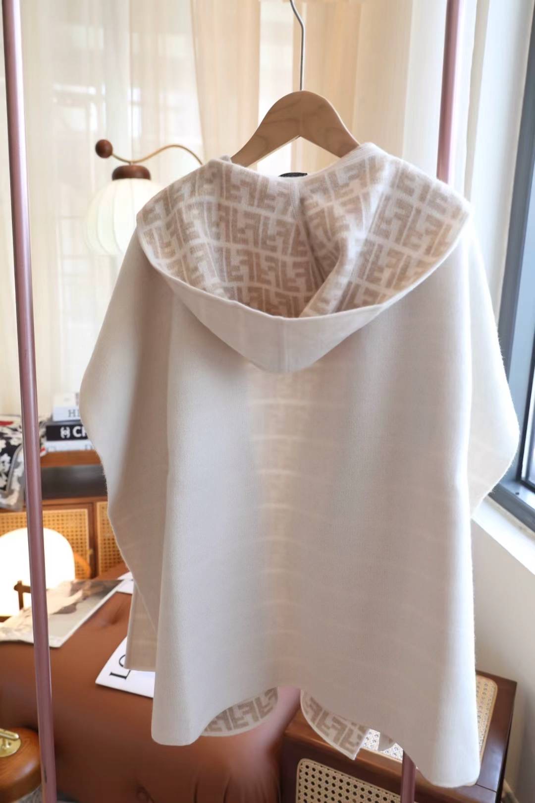 NO:340321,FENDl Double-sided wool cashmere blended knitted jacket cape with soft, comfortable and delicate touch, cost-effective Size One-size Large Cape Shawl, very fashionable print, so beautiful!  It is very versatile, whether it is a dress, a small skirt or a short boot, it is very versatile!  Fashionable, can be used on both sides ~ Super texture, high-end scarves, fendi, boots, skirts, shorts, jackets & coats, shawls19860909FENDl 双面羊毛羊绒混纺针织外套斗篷 手感柔软舒适细腻,高性价比款 Size 均码 斗篷大披肩,非常时尚的印花、太好看啦！很百搭哦、无论连衣裙 小套裙还是短裤长靴,都非常百搭！时尚感爆棚哦、双面都能用 ～ 超级质感,高版本围巾,fendi,boots,skirts,shorts,jackets & coats,shawls,scarf