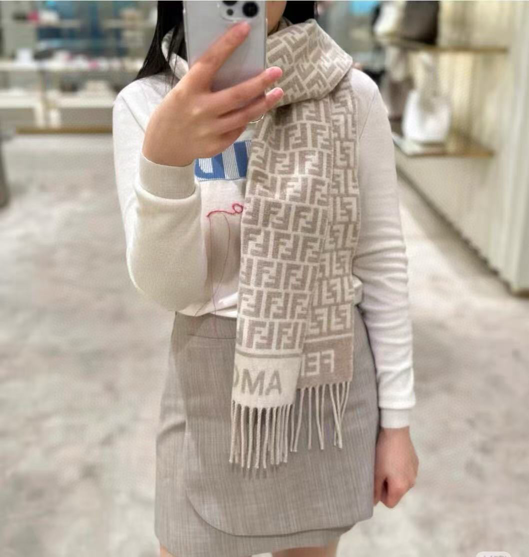 🆕Fendi羊绒围巾，从未失望过，今年秋冬第一条‼️ 出口的渠道订单‼️老盆还是见一条收一条 裸色系高级