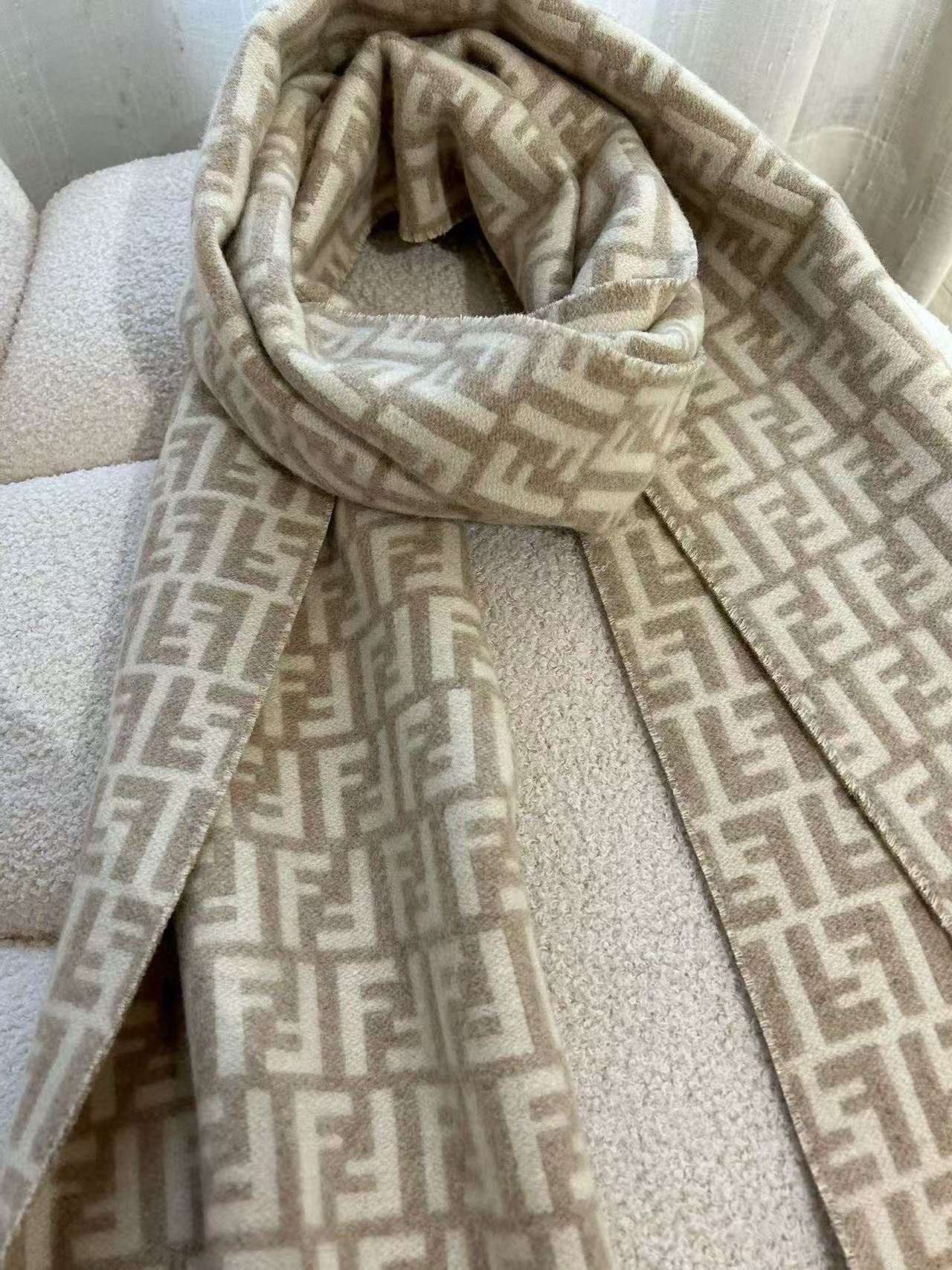🆕Fendi羊绒围巾，从未失望过，今年秋冬第一条‼️ 出口的渠道订单‼️老盆还是见一条收一条 裸色系高级