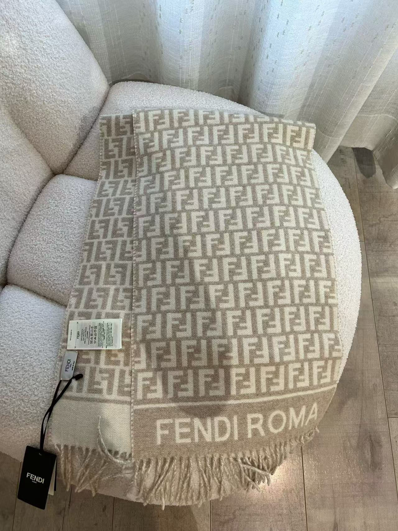 🆕Fendi羊绒围巾，从未失望过，今年秋冬第一条‼️ 出口的渠道订单‼️老盆还是见一条收一条 裸色系高级
