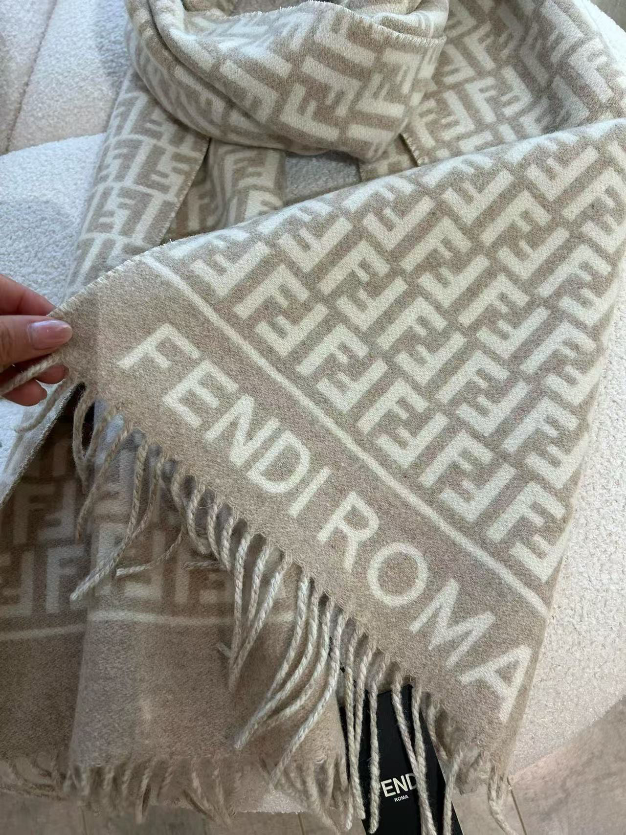 🆕Fendi羊绒围巾，从未失望过，今年秋冬第一条‼️ 出口的渠道订单‼️老盆还是见一条收一条 裸色系高级